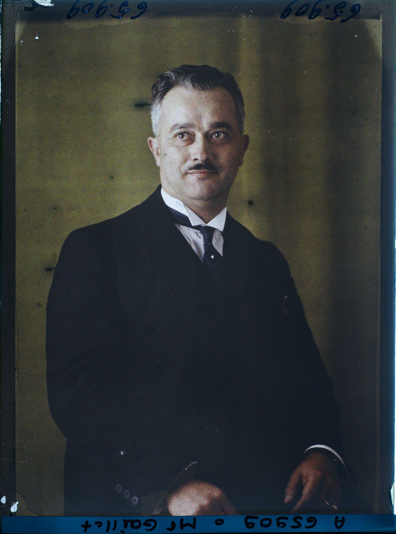 Image représentant https://musee-albert-kahn.s-museum.fr/home/NWQ2OTAwYzNmYjZlZTk1ZWQwODJmMjY4L2dlbmVyaWMtbm90aWNlLXRhYi9hdXRob3JpdHkvNjE3YTc5ZjVjZjhiODk2OGIzMzM3ZDIx/5d6900c3fb6ee95ed082f268/generic-notice-tab/authority/617a79ebcf8b8968b3336d7f Monsieur Gaillot