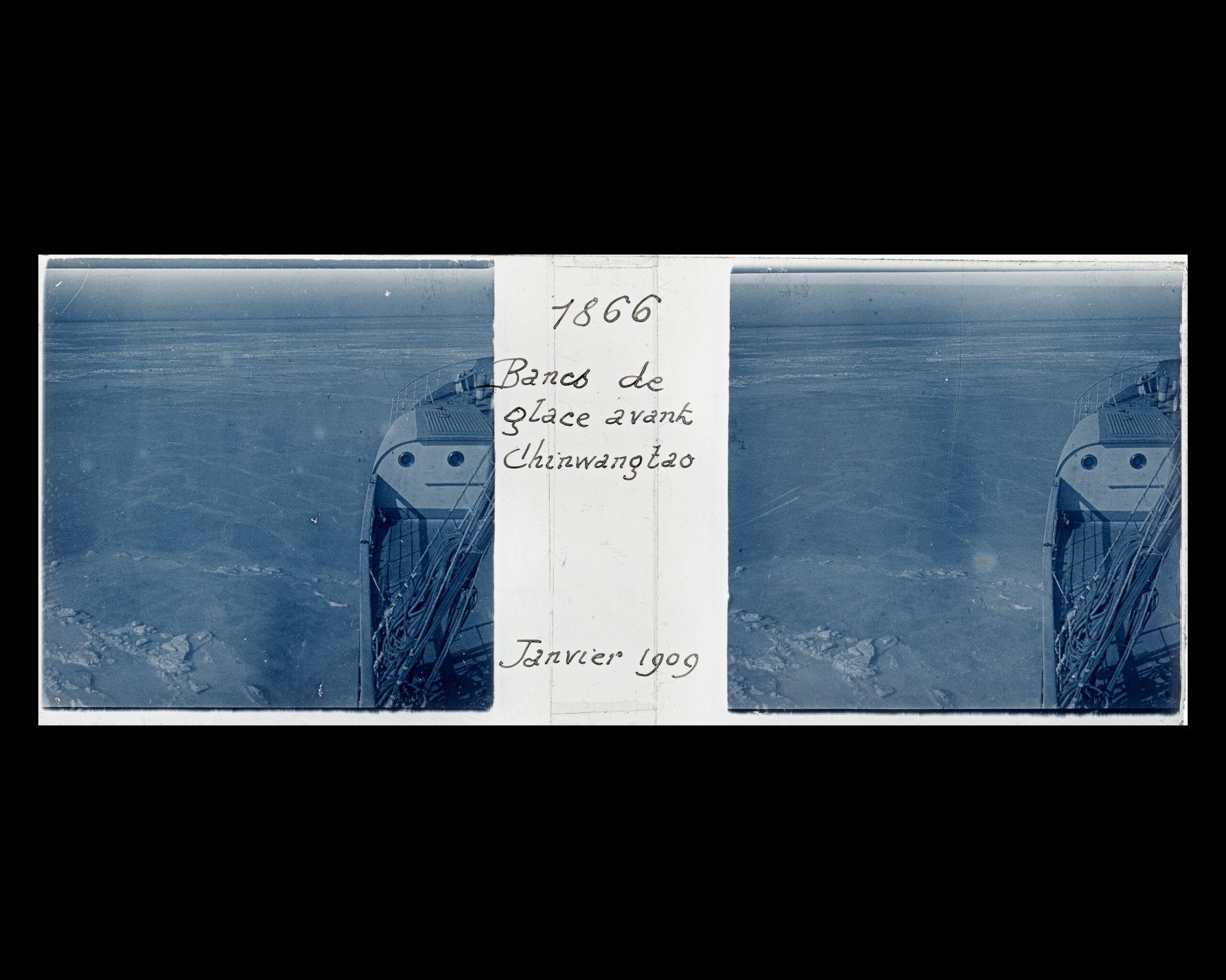 Image représentant La proue du vapeur allemand Staatssekretär Kraëtke pris dans la banquise,