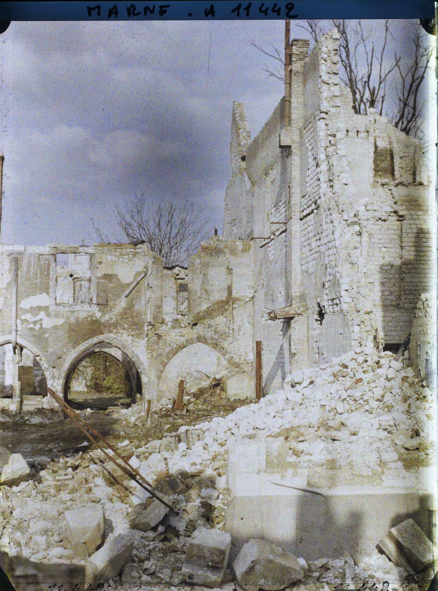 Image représentant Restes du cloître des Cordeliers après les bombardements