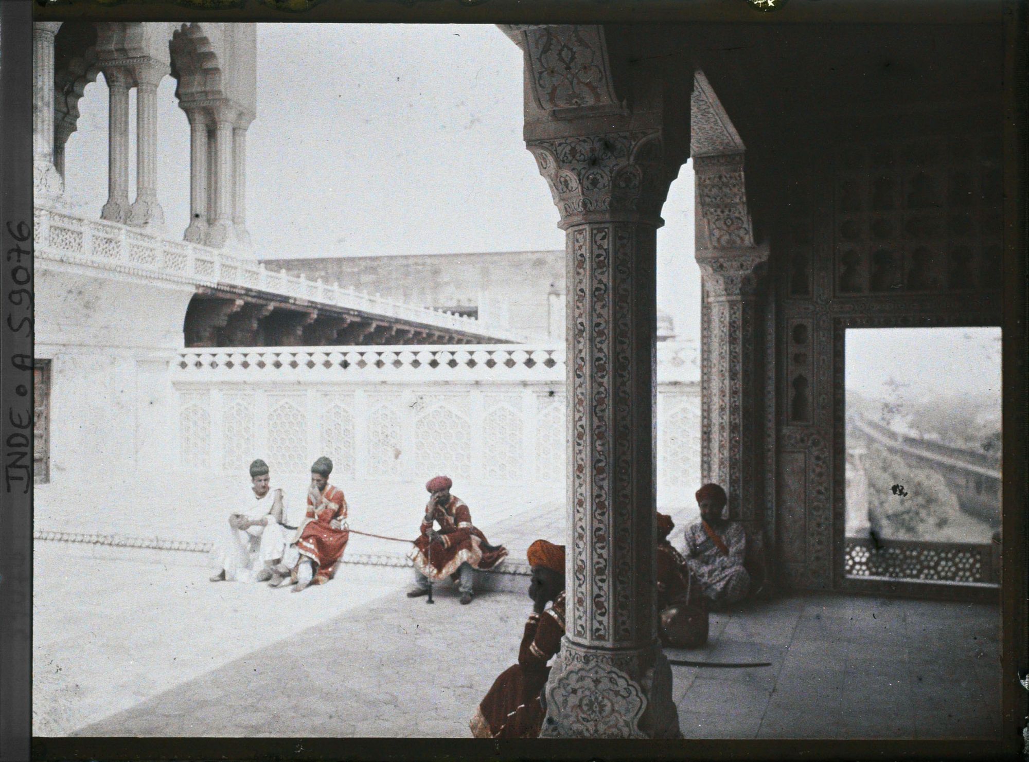 Image représentant Des gardes en costumes anciens sur une terrasse dans le fort Rouge (Lal Qila)