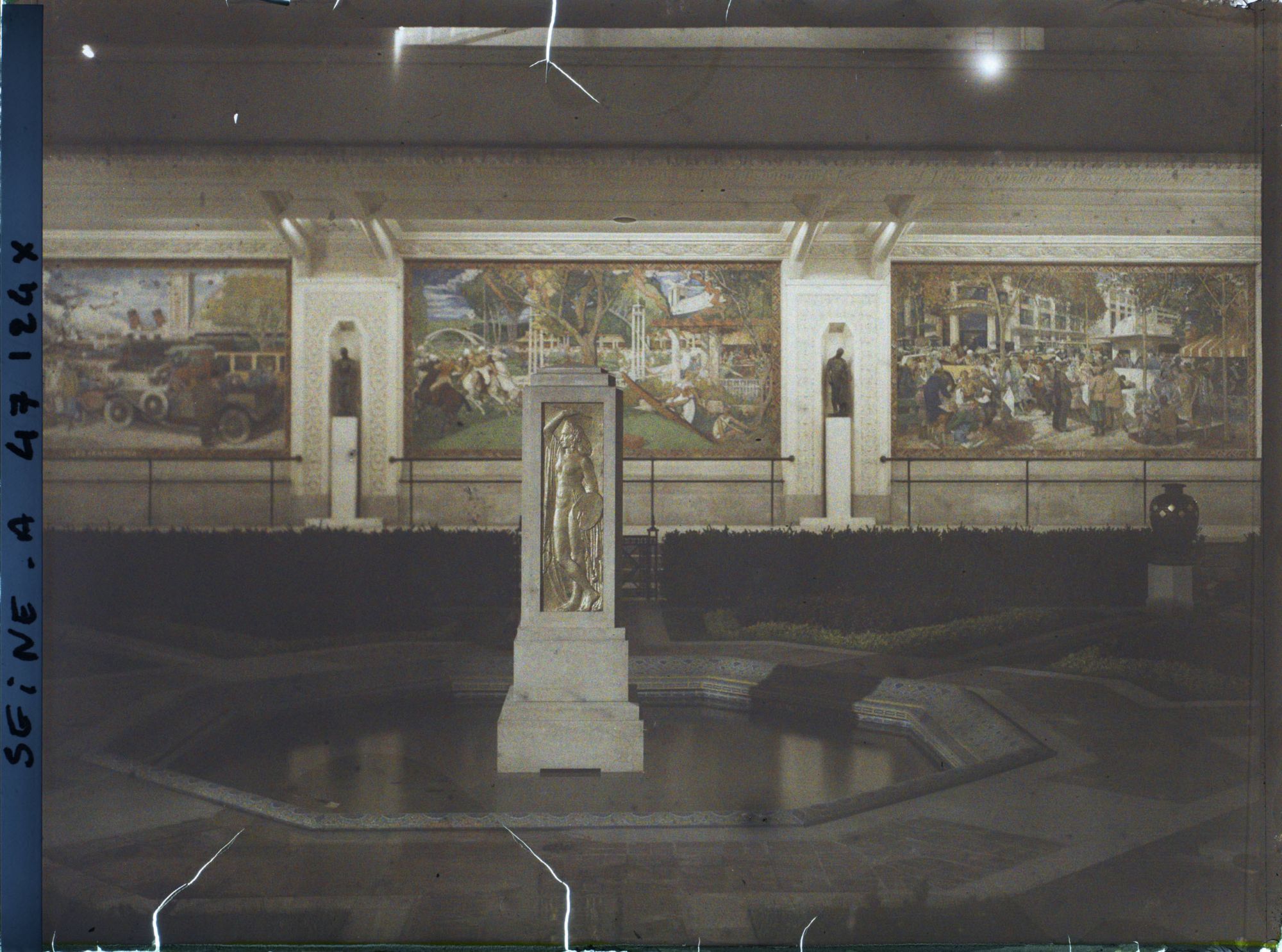 Image représentant L'Exposition des arts décoratifs, Cour des métiers, sur l'esplanade des Invalides, Charles Plumet, Panneaux de Rapin, Marret et Guillonnet