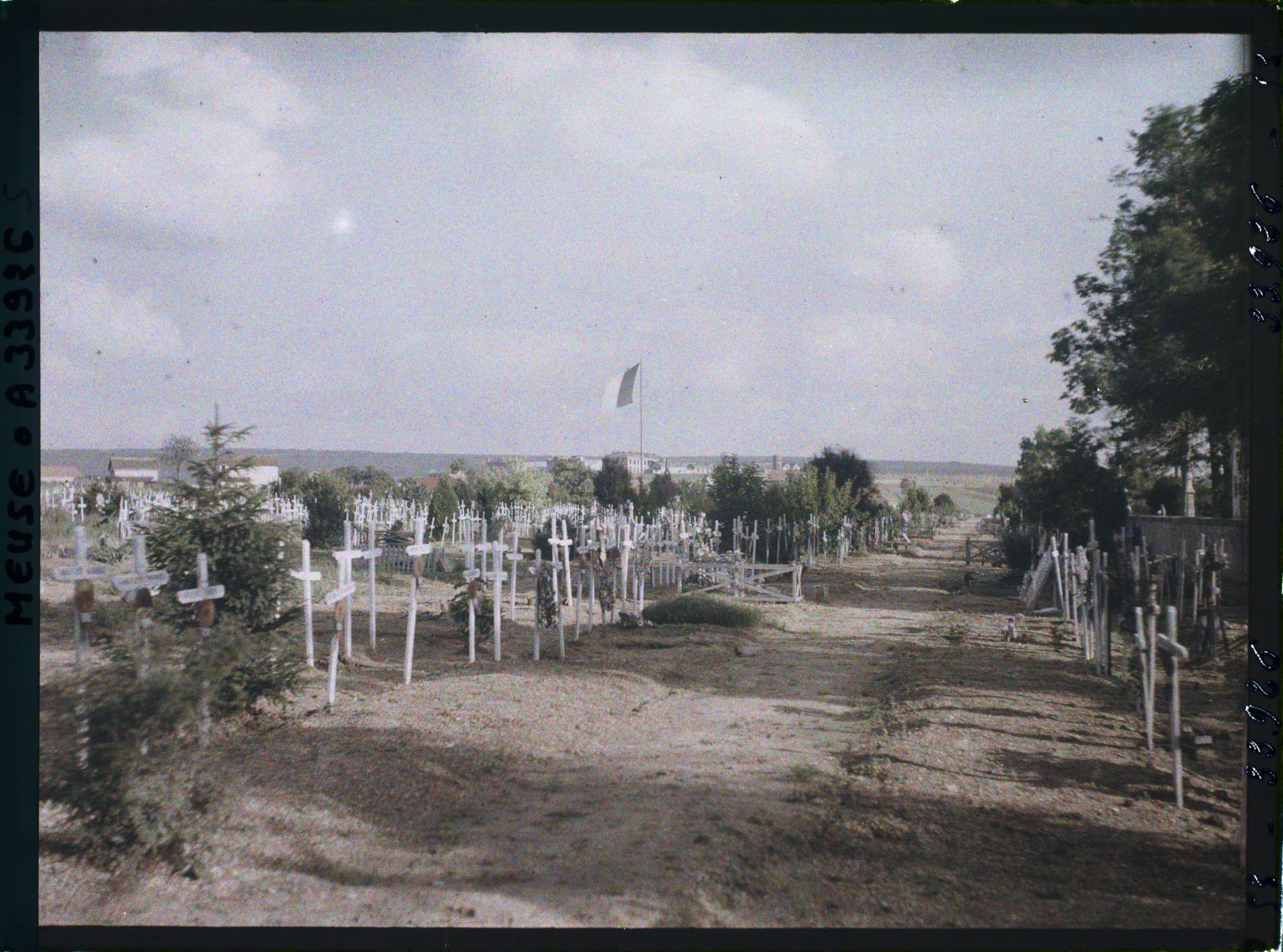 Image représentant France, Verdun, Vue d'ensemble du Ciemetière prise du Pont