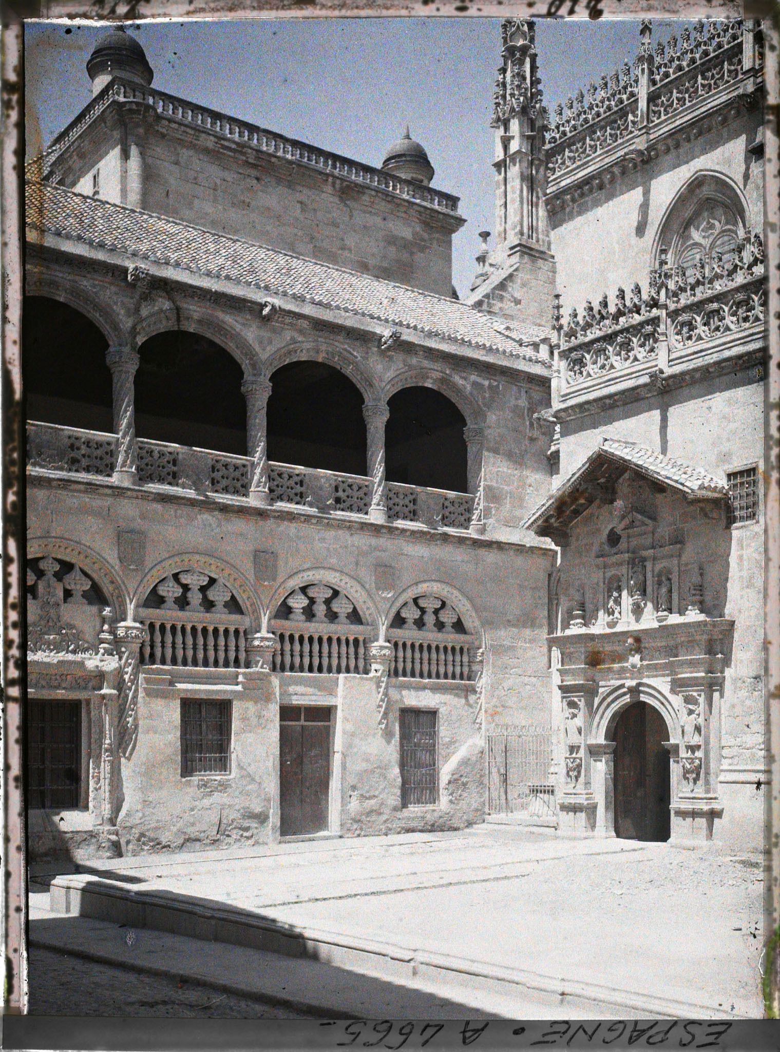 Image représentant Extérieur de la Chapelle royale accolée à la cathédrale