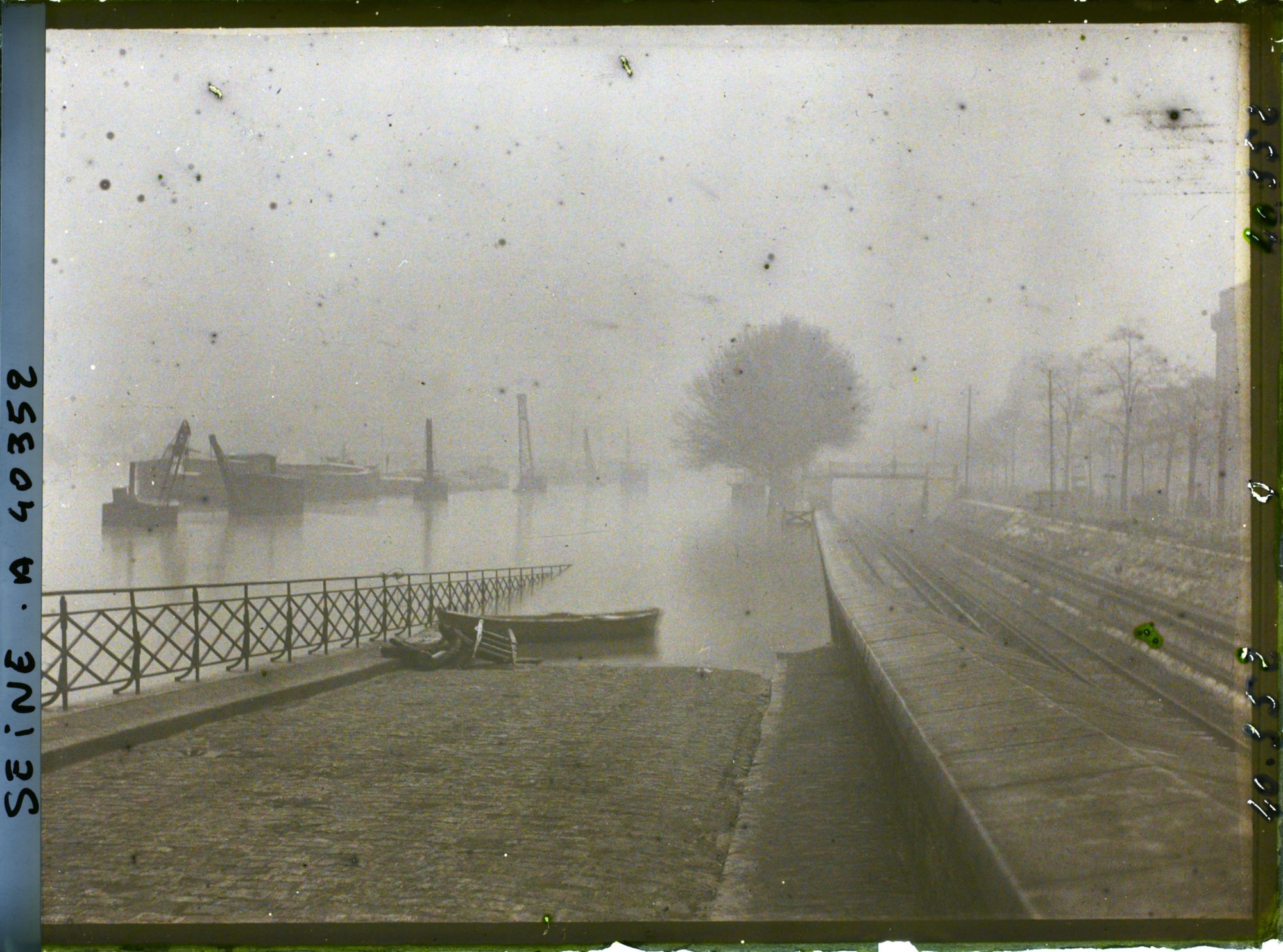 Image représentant La Seine en crue depuis le pont de Grenelle, quai de Grenelle