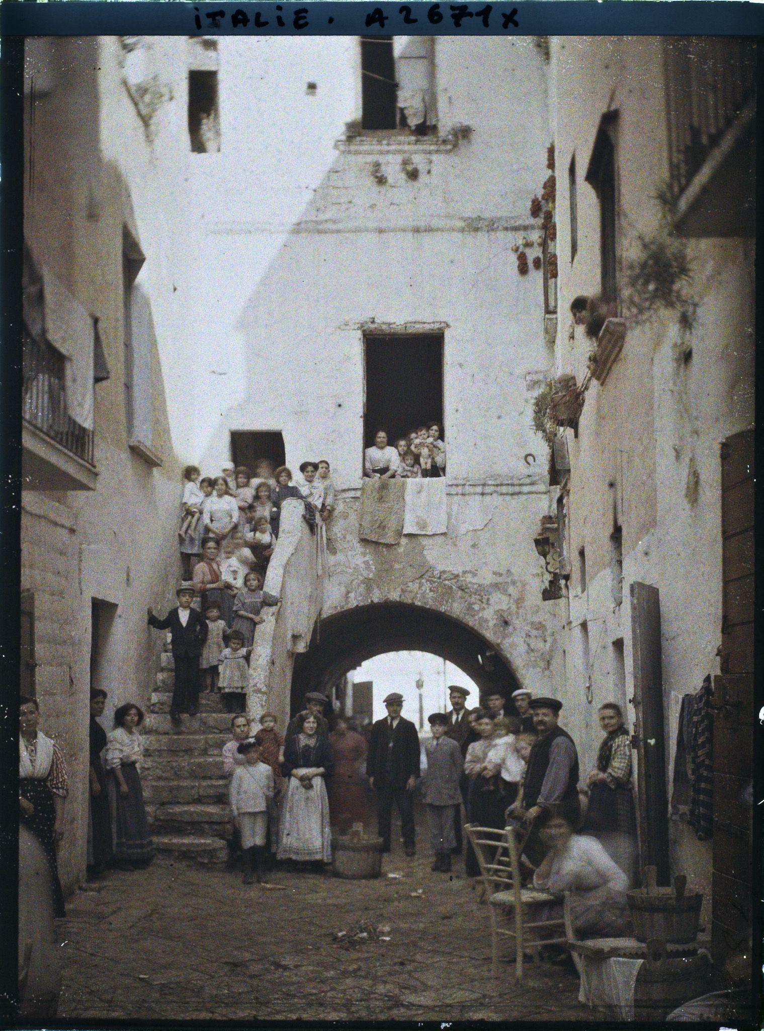 Image représentant Portrait de groupe dans la cour et les escaliers d'un immeuble