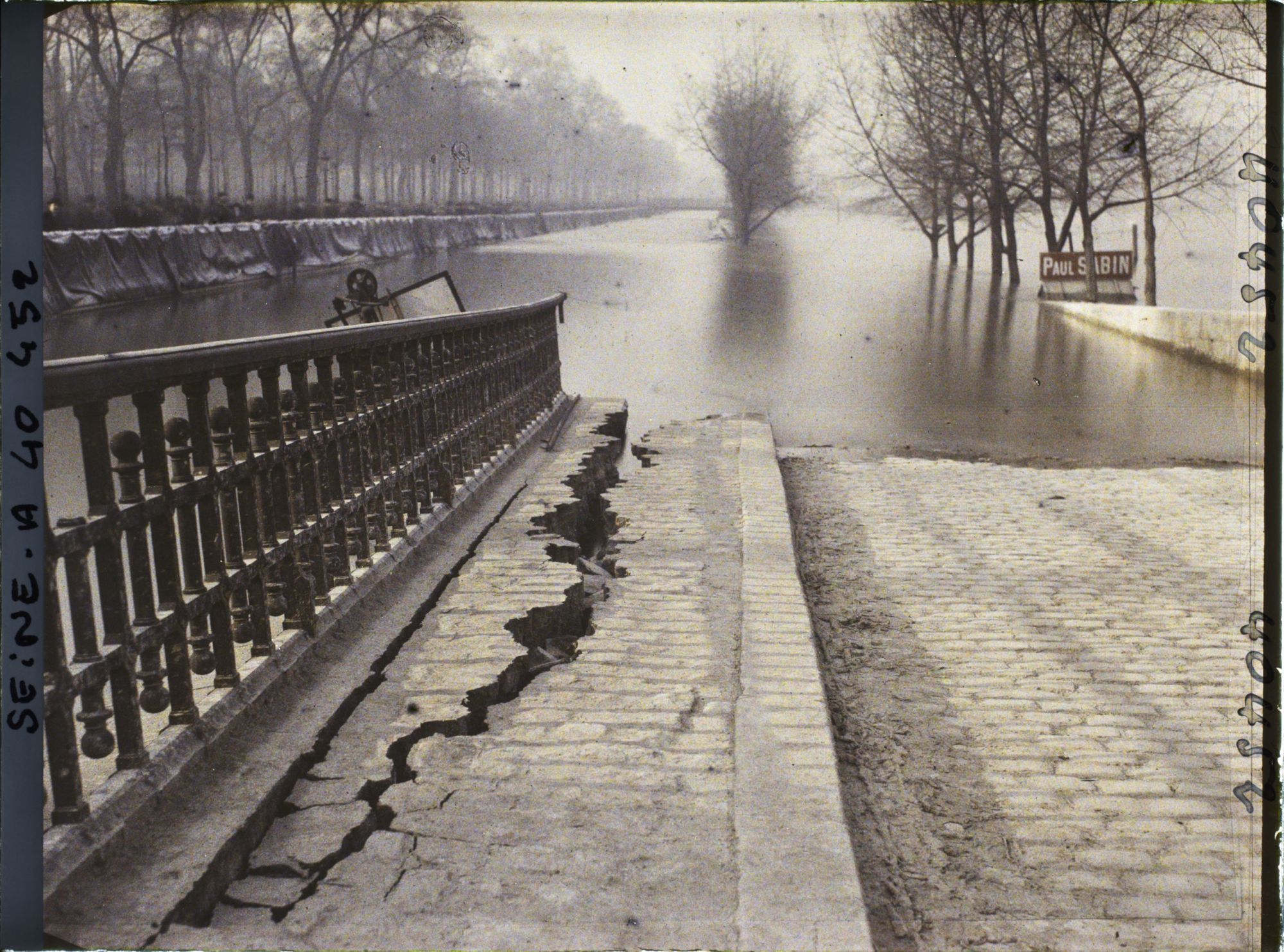Image représentant Le sol fendu par la poussée de la crue de la Seine et la ligne de chemins de fer des Invalides inondée, quai d'Orsay