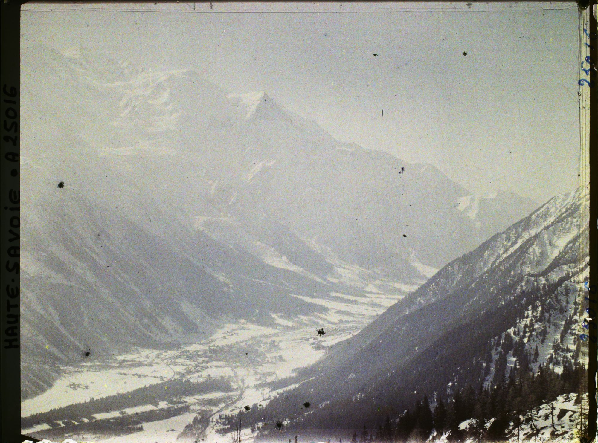 Image représentant France, Les Alpes Vue prise de la Flégère (1877m)  en l'aige du goûter, en 1er pl. à dr., pentes du Brévent.