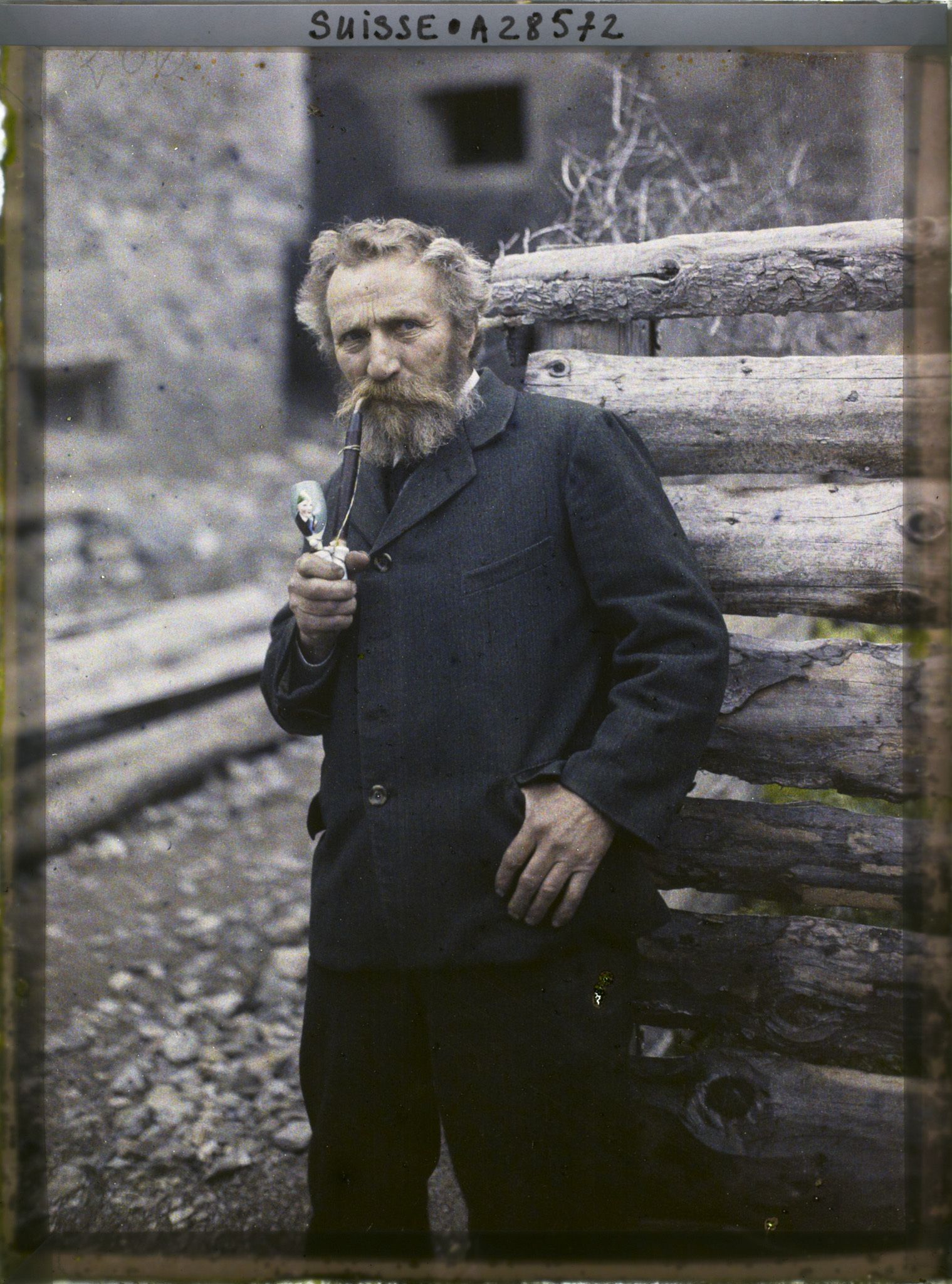 Image représentant Un paysan romanche pose dans une rue