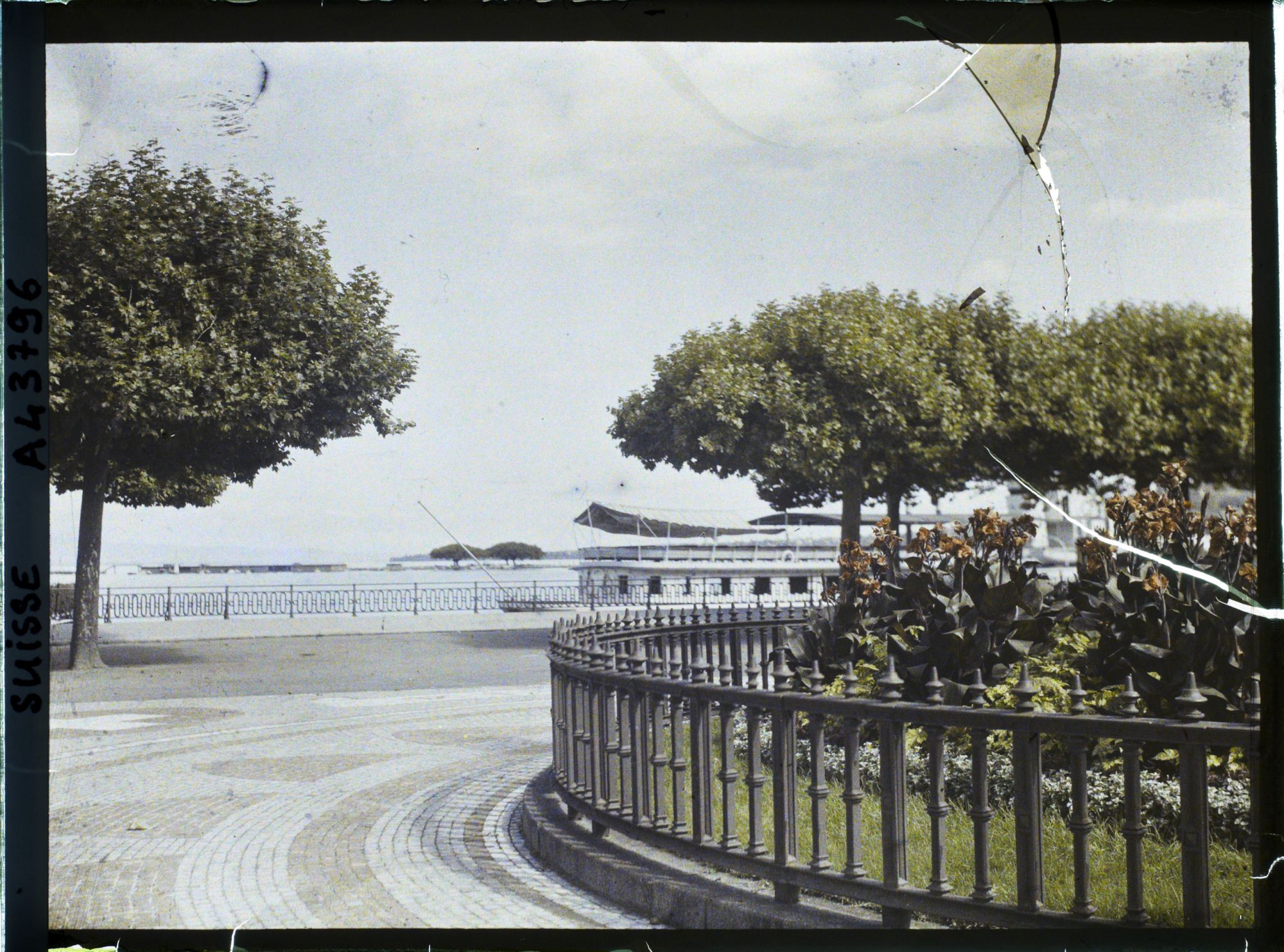 Image représentant La rade et l'arrière d'un bateau de la CGN depuis le Jardin anglais