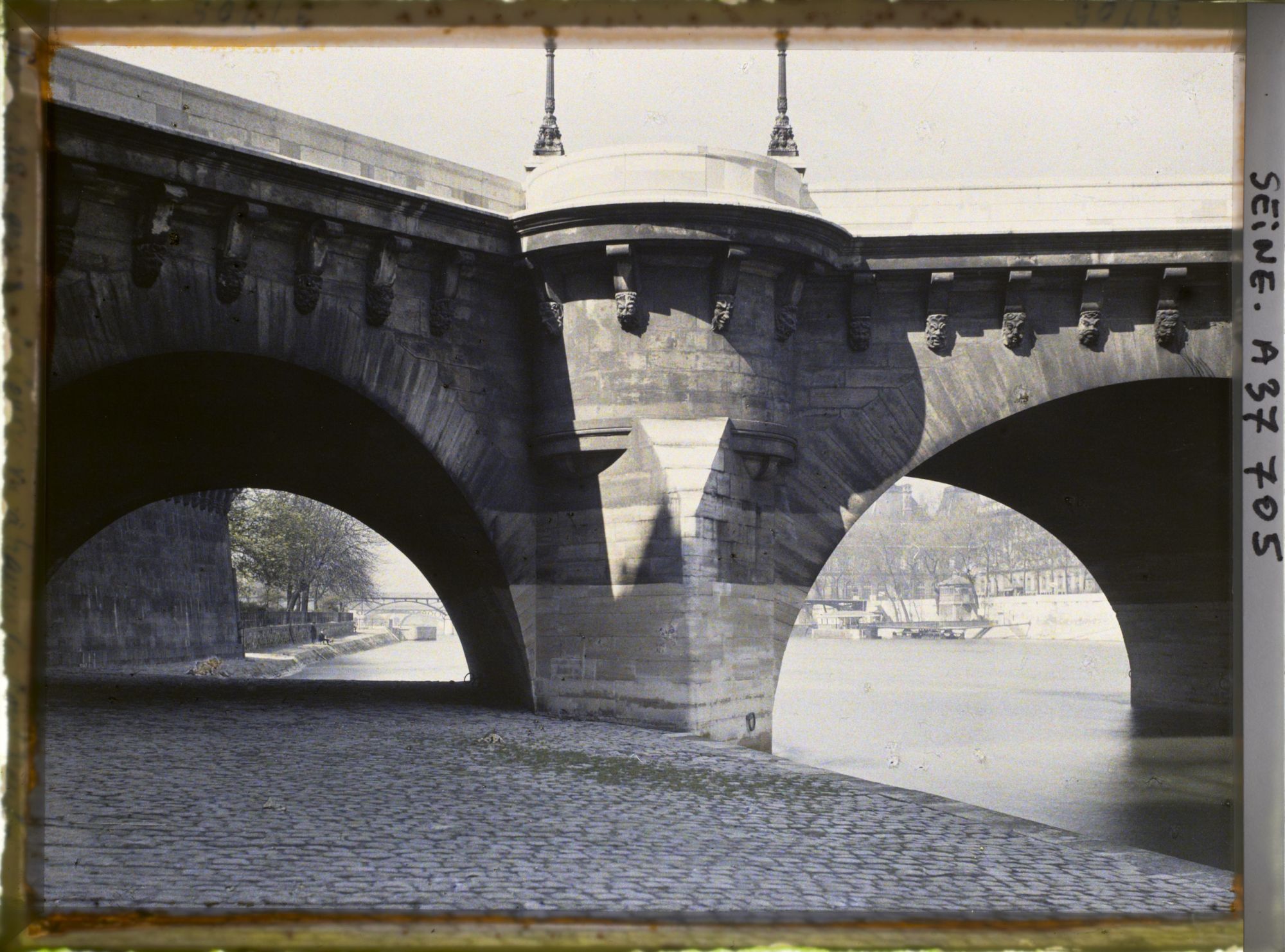 Image représentant Les arches du Pont-Neuf, en direction du Louvre