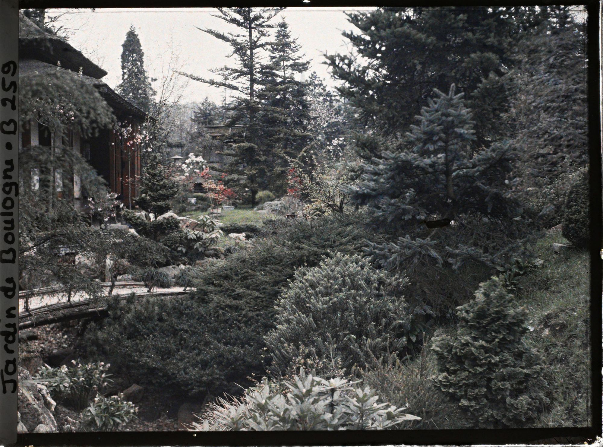 Image représentant Rivière sèche surmontée d'un pont, près de la maison ouest du " village japonais "