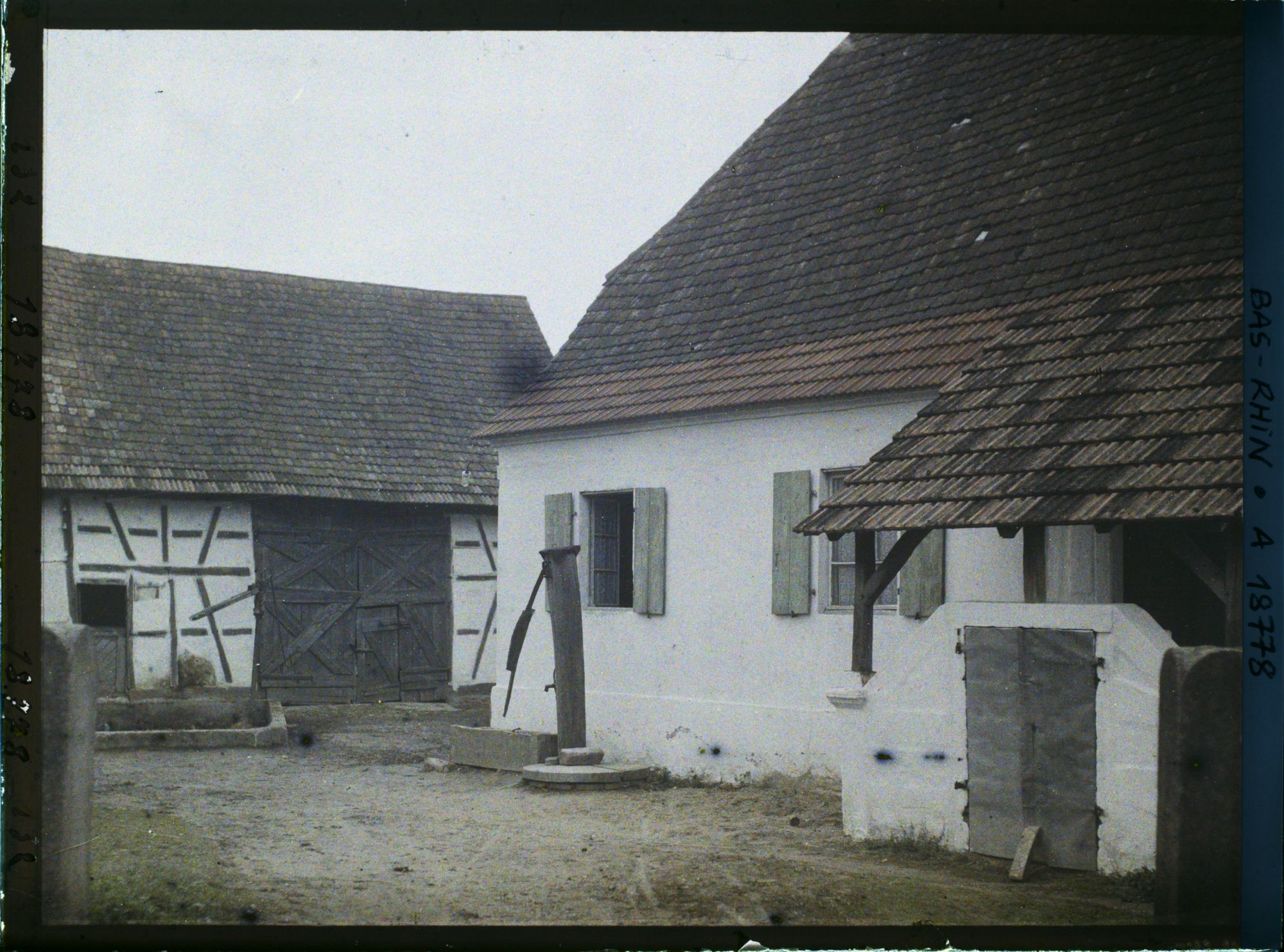 Image représentant France, Scheibenhard Env. de Lauterbourg, La maison d'habitation et la Cour de ferme