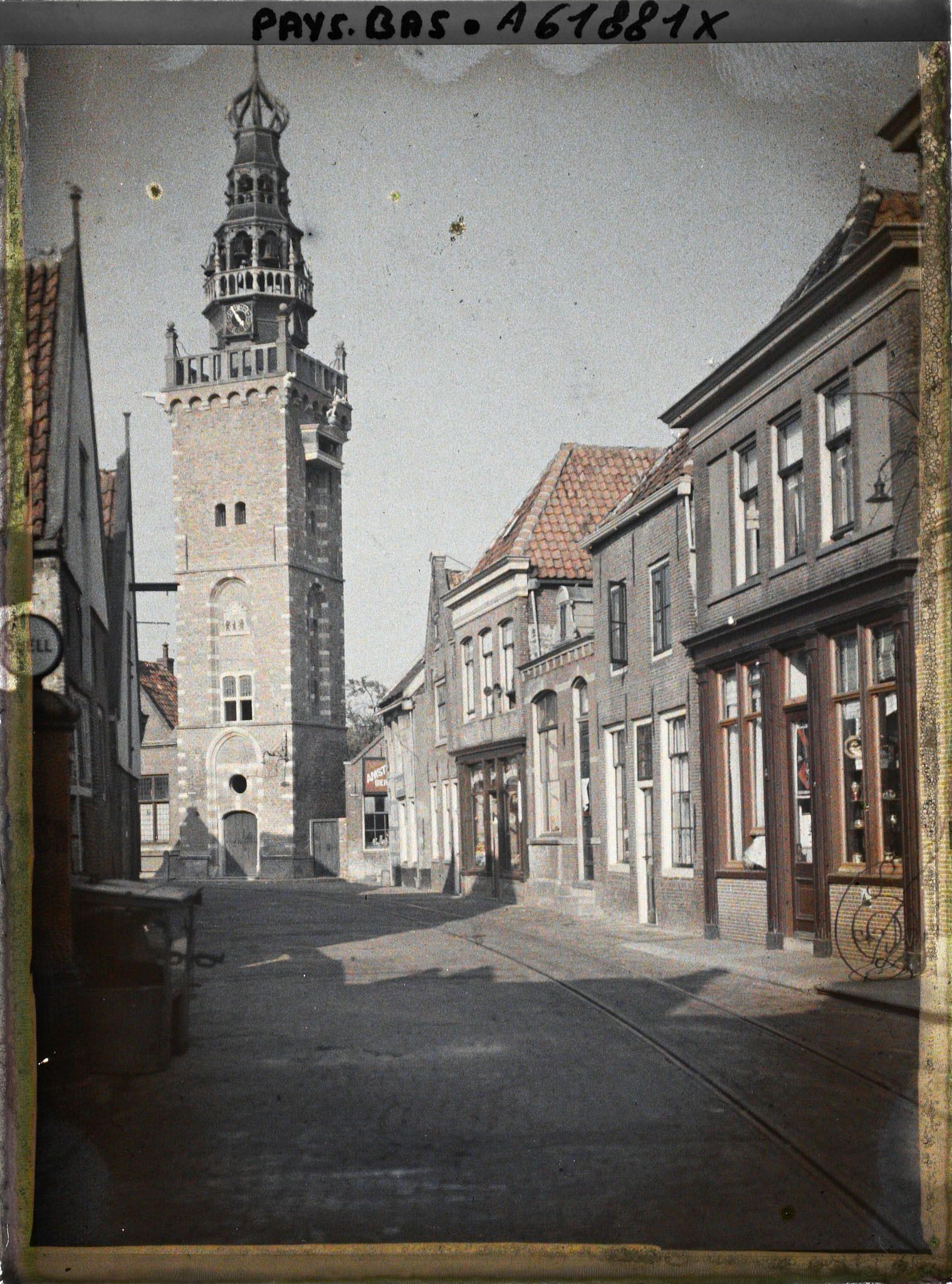 Image représentant La Kerkstraat menant à la tour de l'Horloge