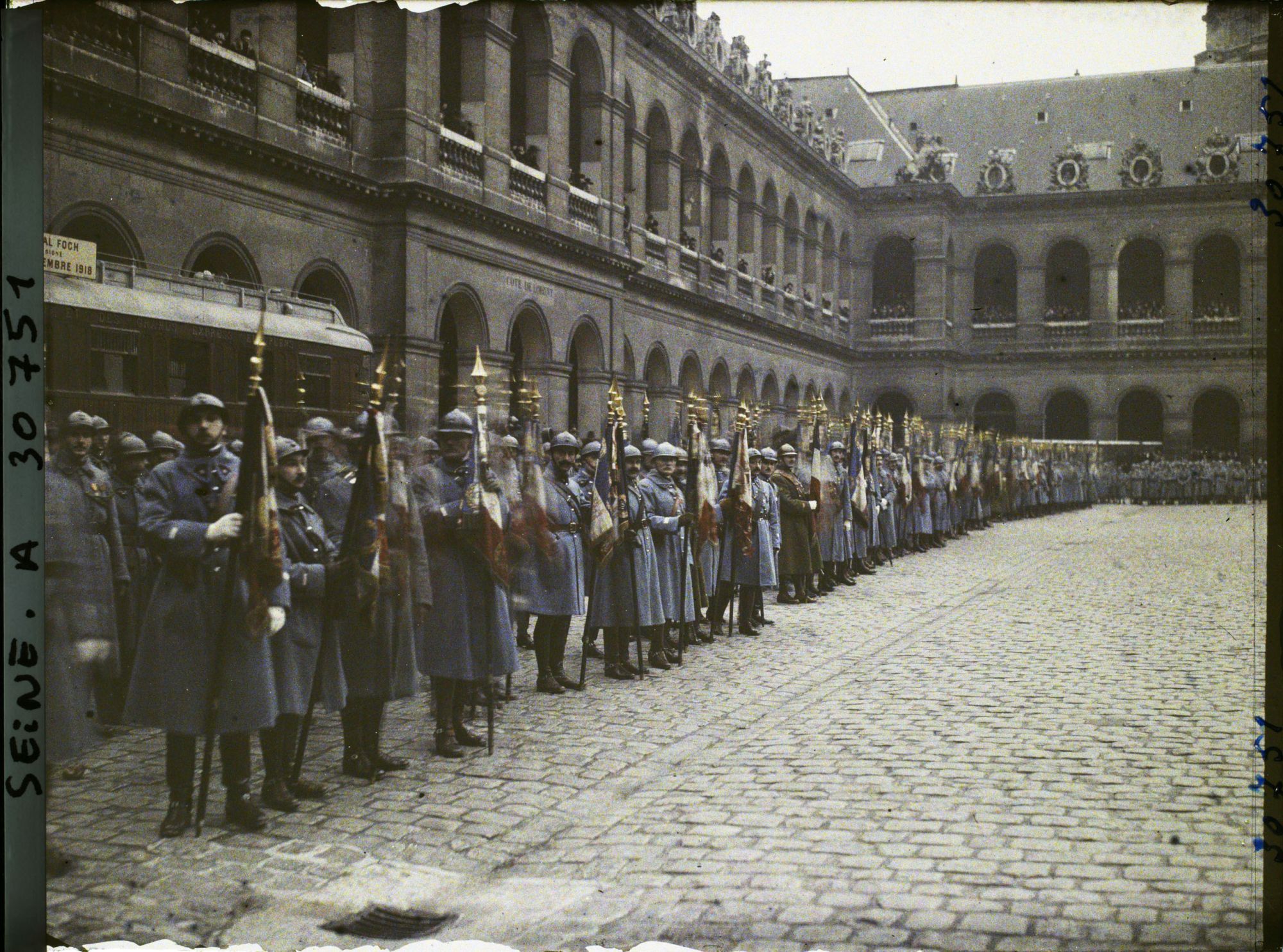 Image représentant Cérémonie de remise des drapeaux des régiments dissous aux Invalides