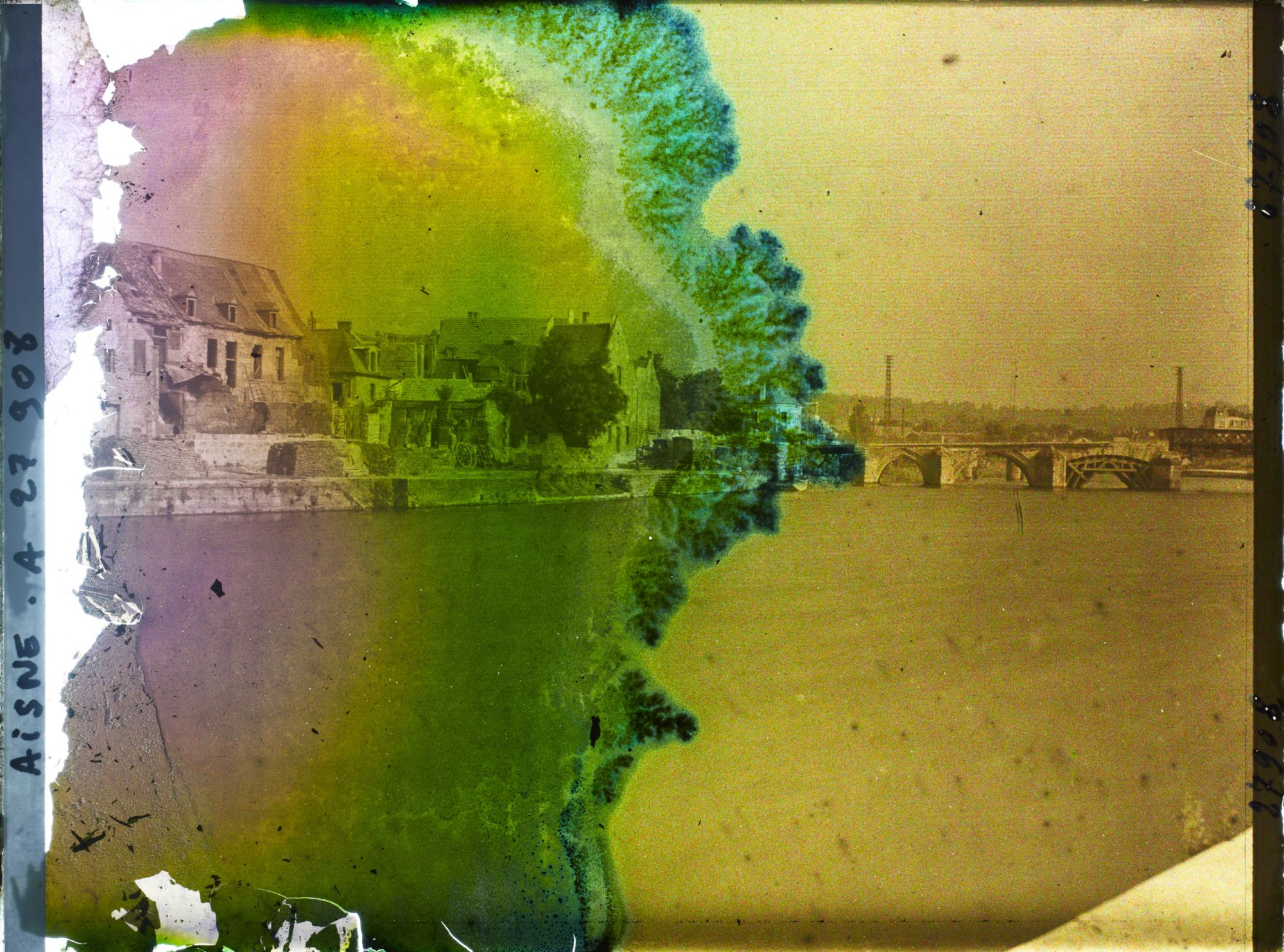 Image représentant France, Soissons, Aspect des berges de l'Aisne vers le Vieux pont