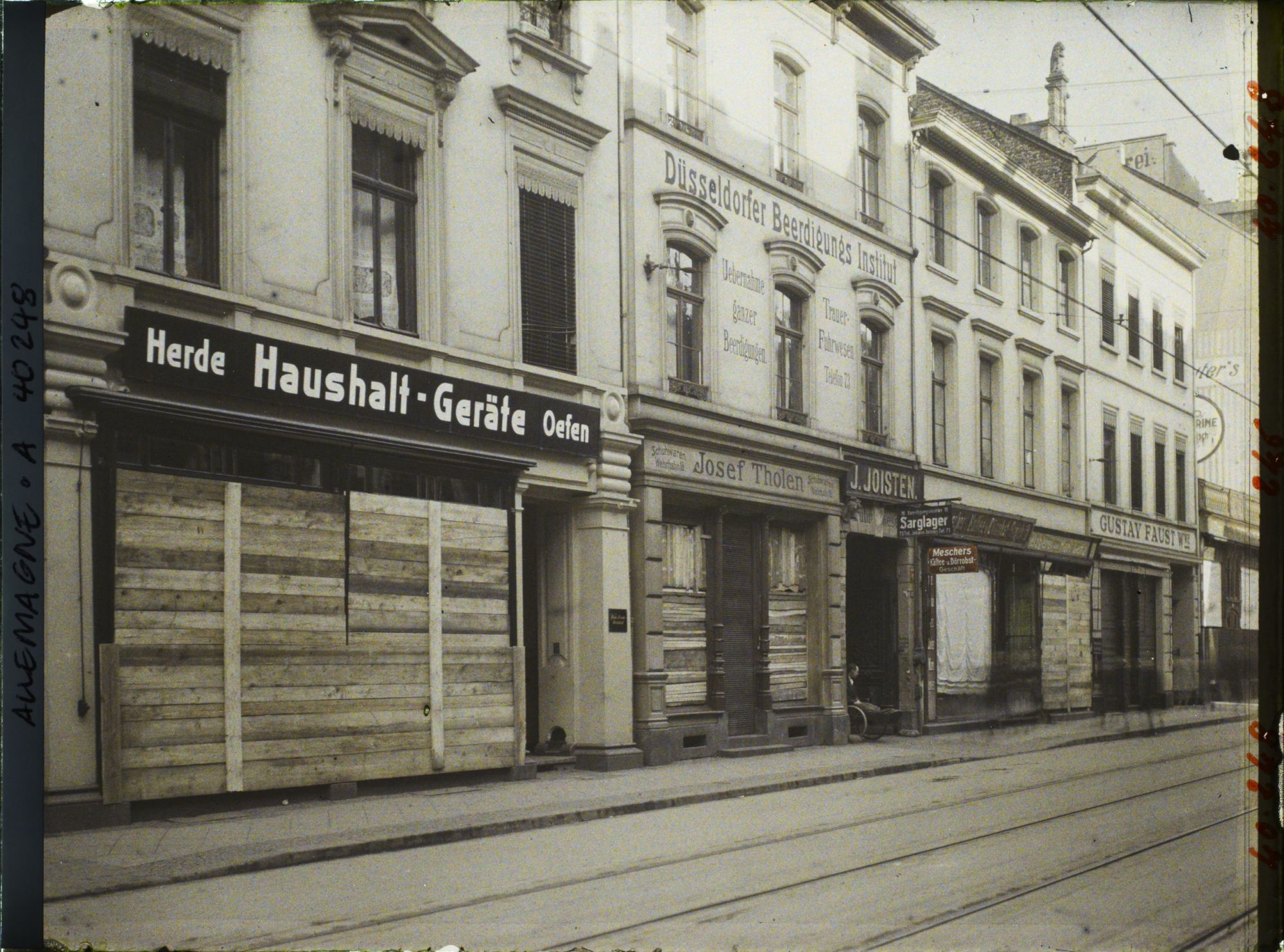 Image représentant Prusse, Düsseldorf, Schadowstrasse, Boutiques et Glasses Cassées
