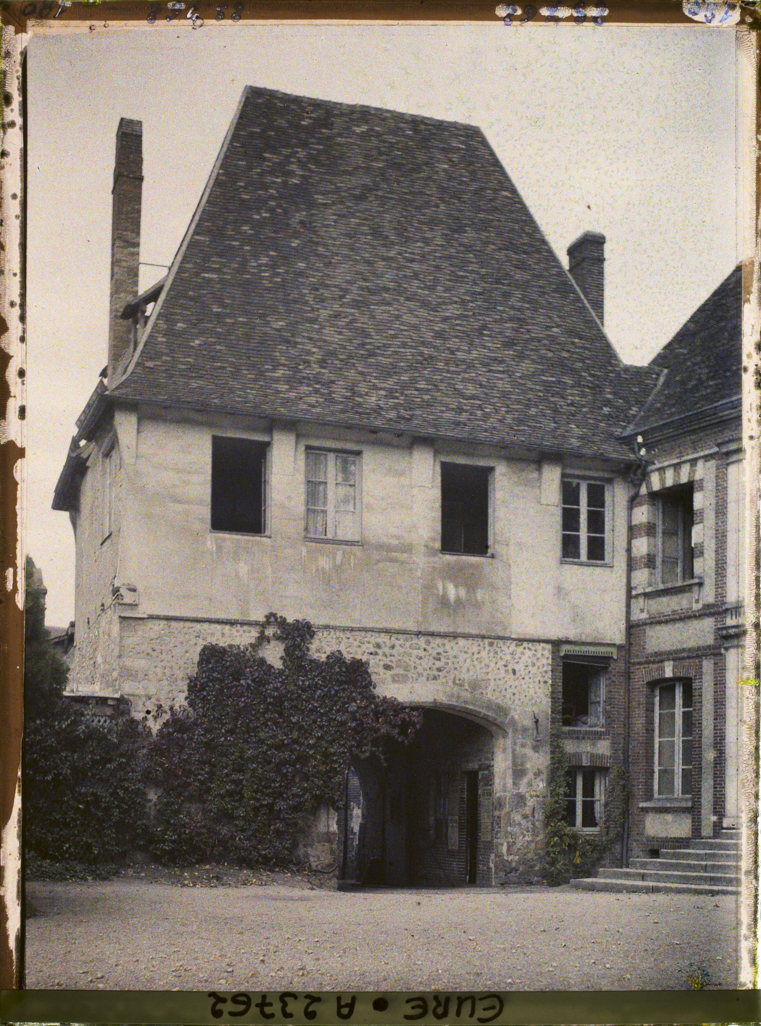 Image représentant L'entrée de l'Hôtel de Ville vue des jardins