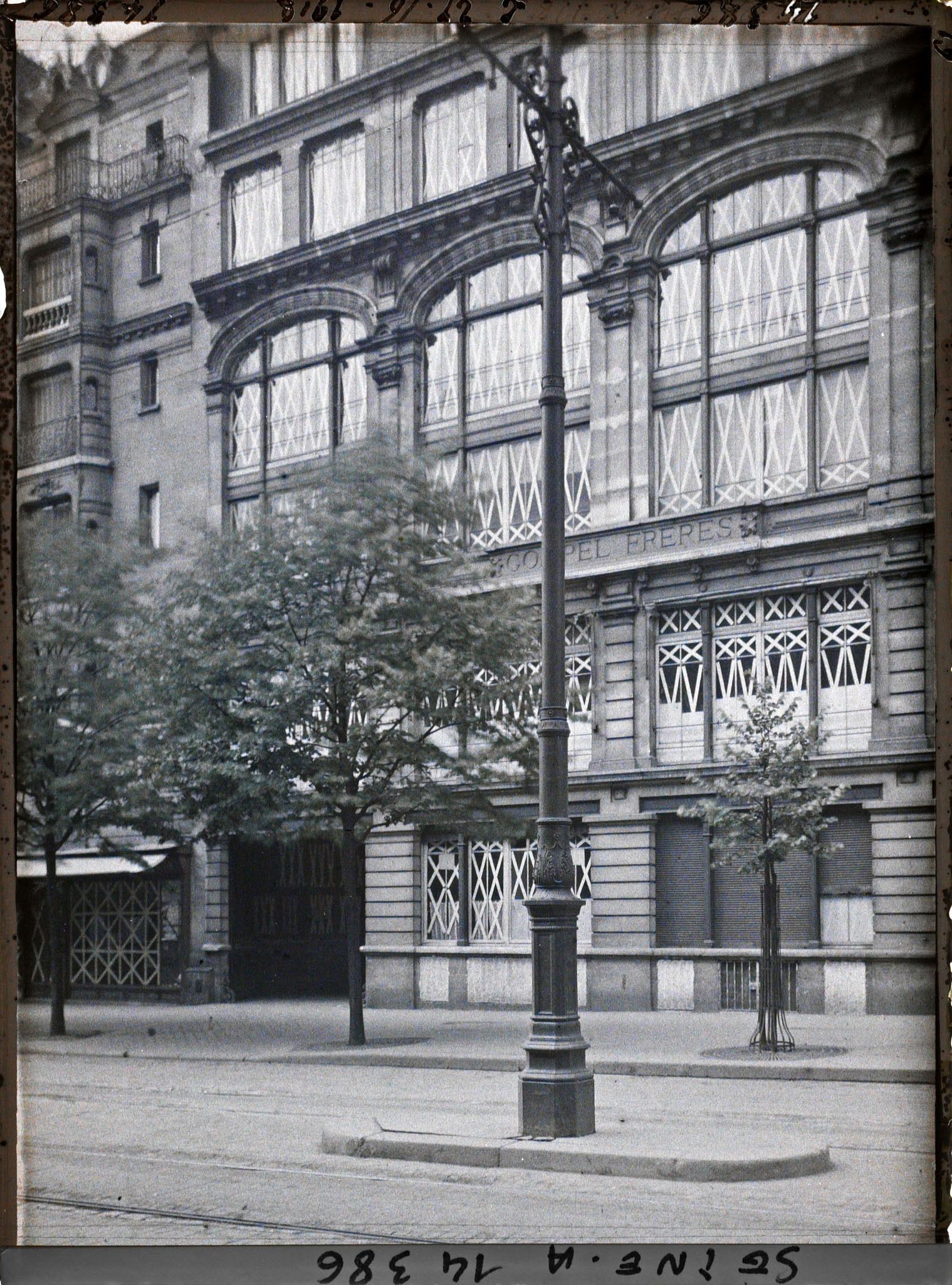 Image représentant Fenêtres et vitrines d'un magasin protégées contre les bombardements 33 avenue de la République