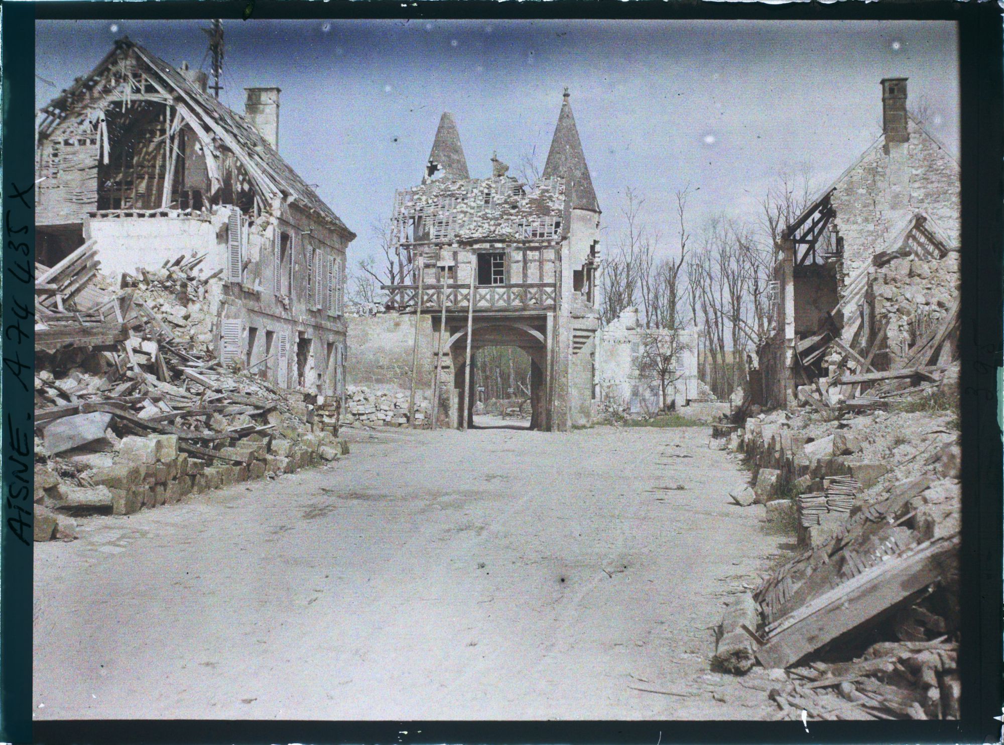 Image représentant Même porte vue de plus loin avec les maisons démolies au premier plan