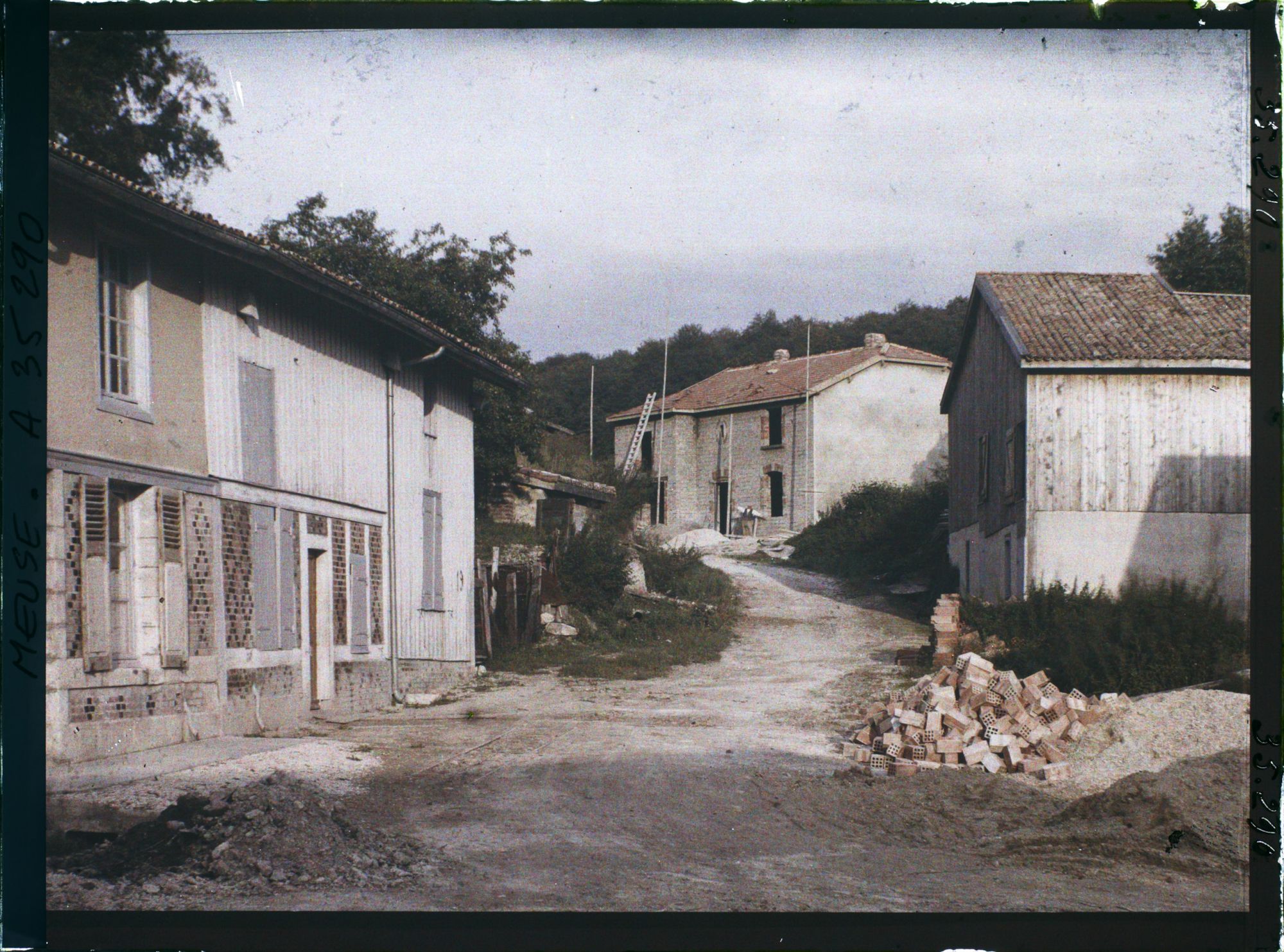 Image représentant France, La Chalade, Reconstructions