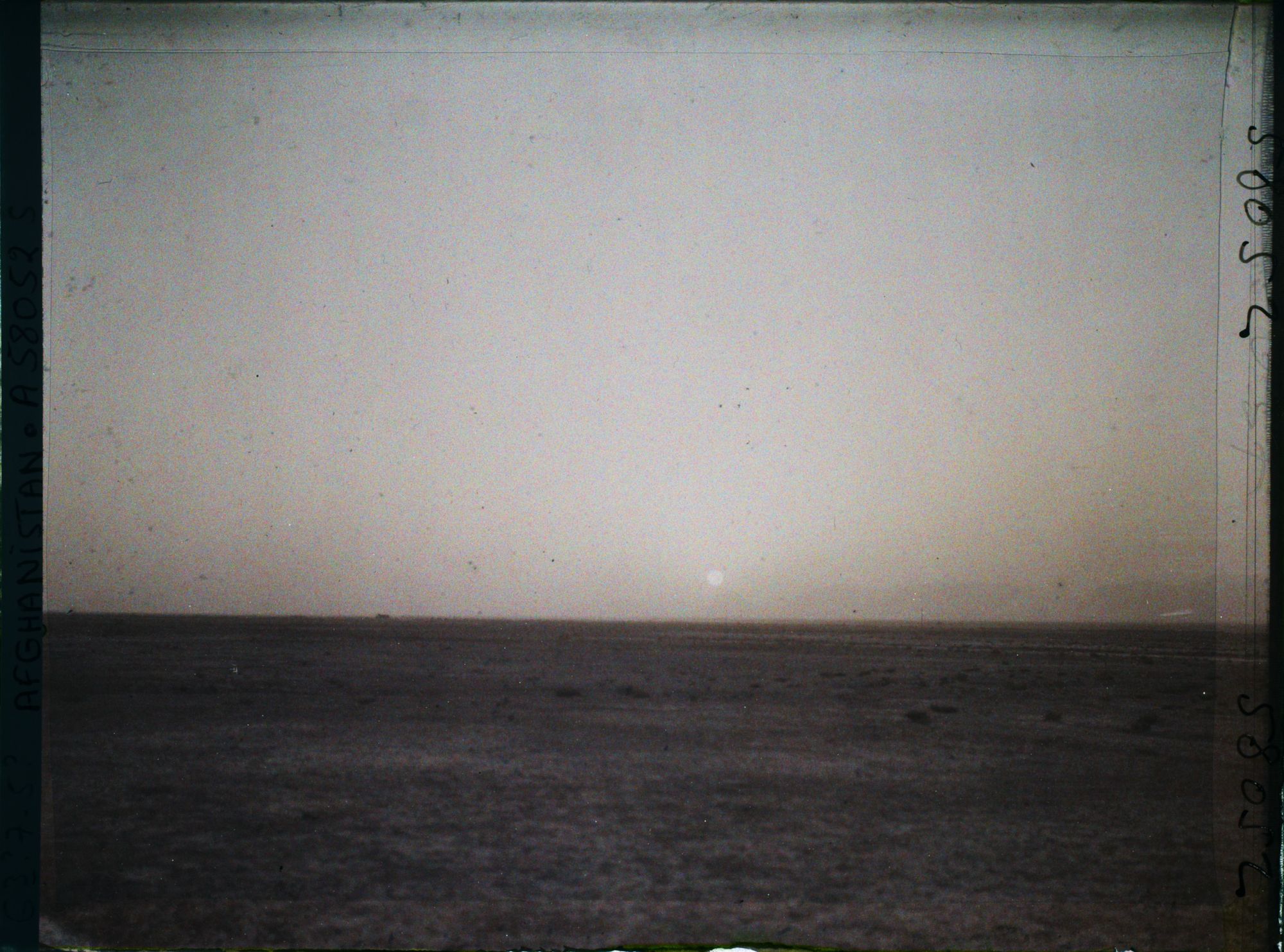 Image représentant Coucher de soleil dans le désert, dans la poussière