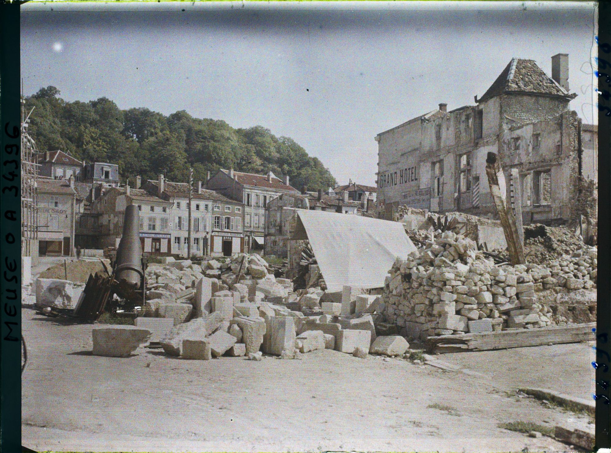 Image représentant France, St Mihiel, Reconstructions place des Halles
