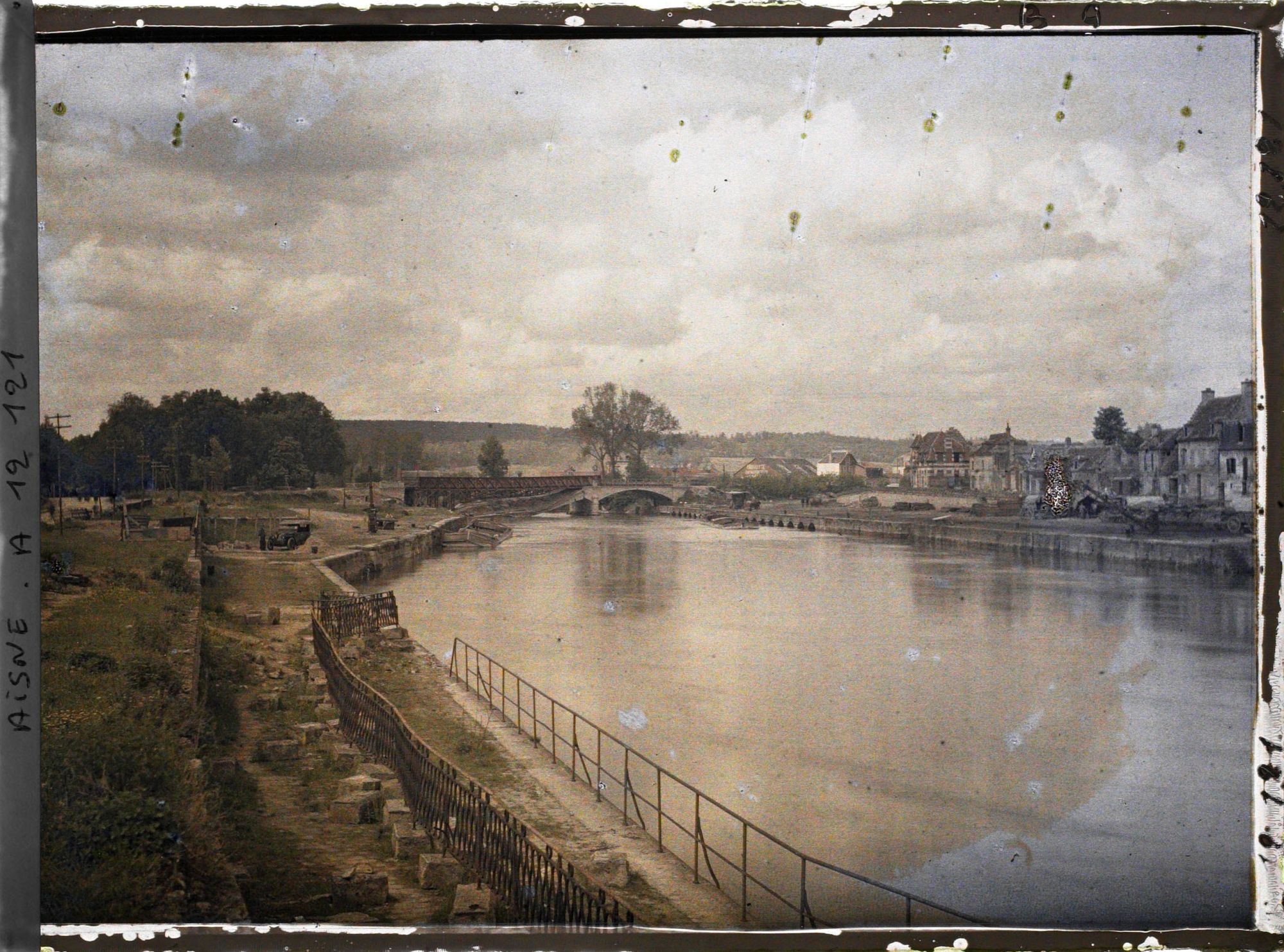 Image représentant Les bords de l'Aisne, au fond le pont du Mail