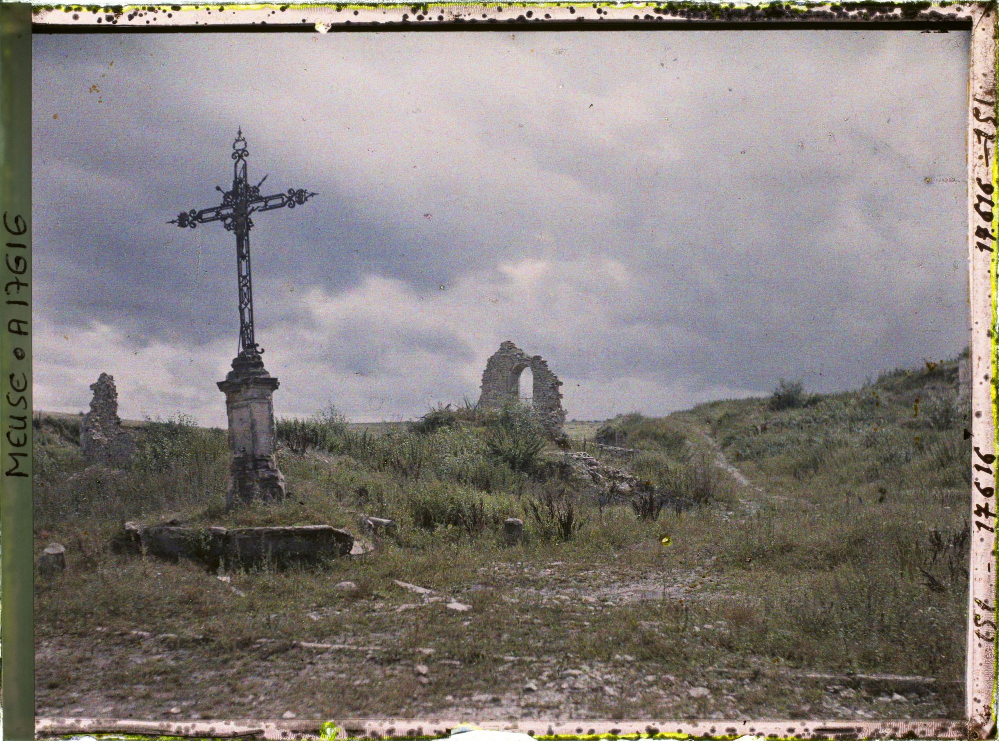 Image représentant France, Avocourt, Les restes du Village et la Croix