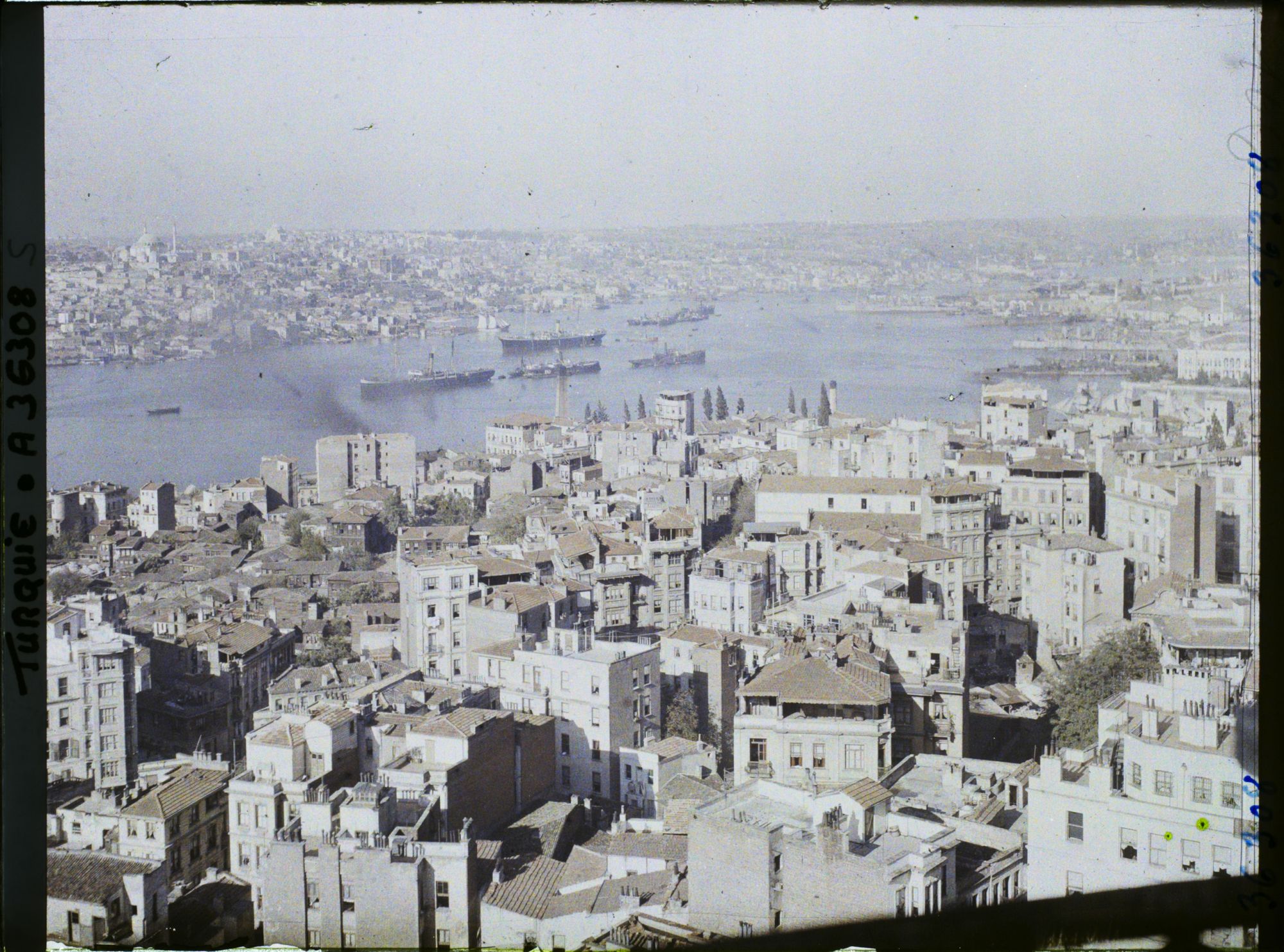 Image représentant La Corne d'Or, vue depuis le haut de la tour de Galata (rive gauche, nord) vers le faubourg d'Eyüp