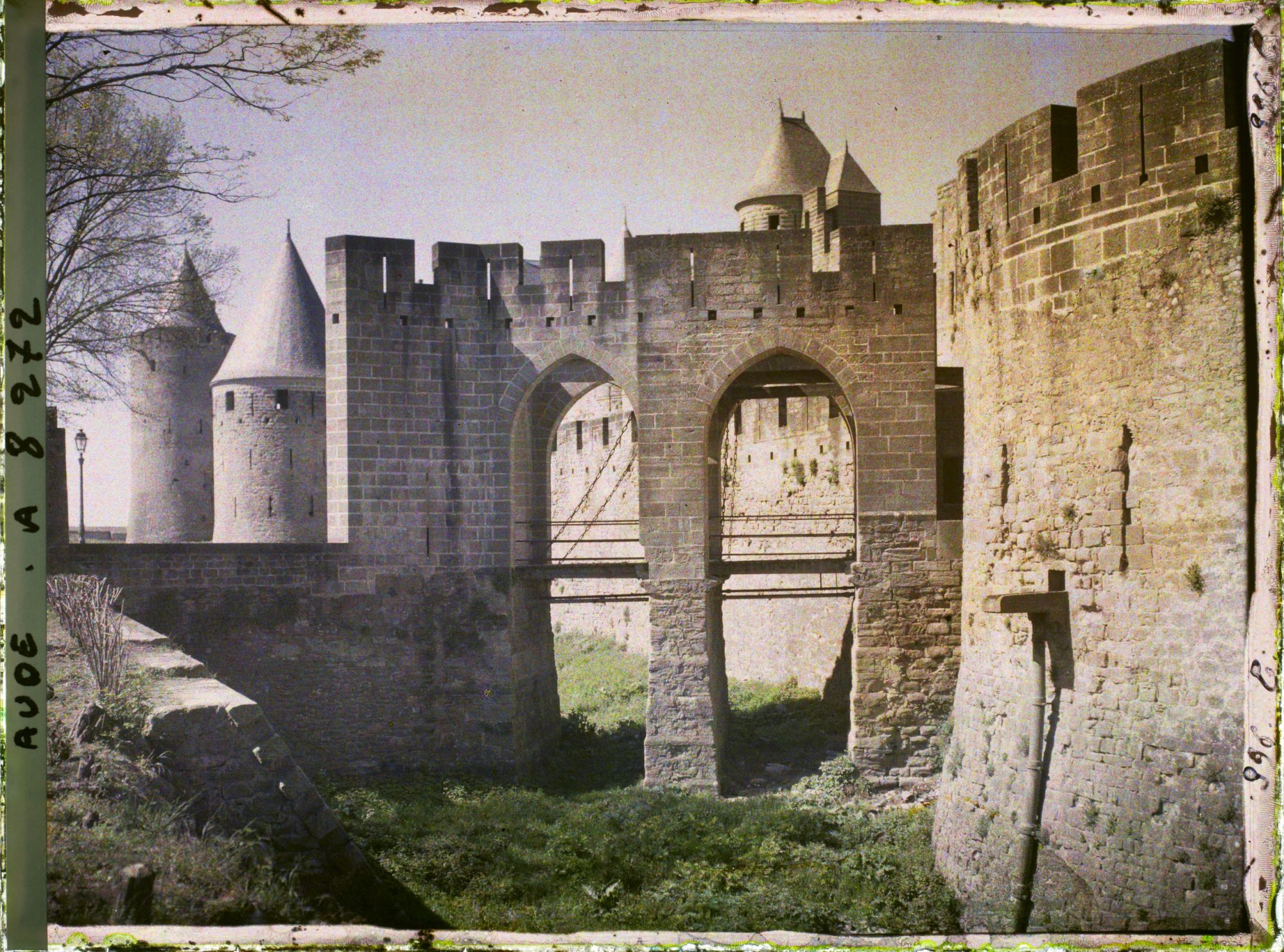 Image représentant La porte Narbonnaise prise depuis le bord des douves