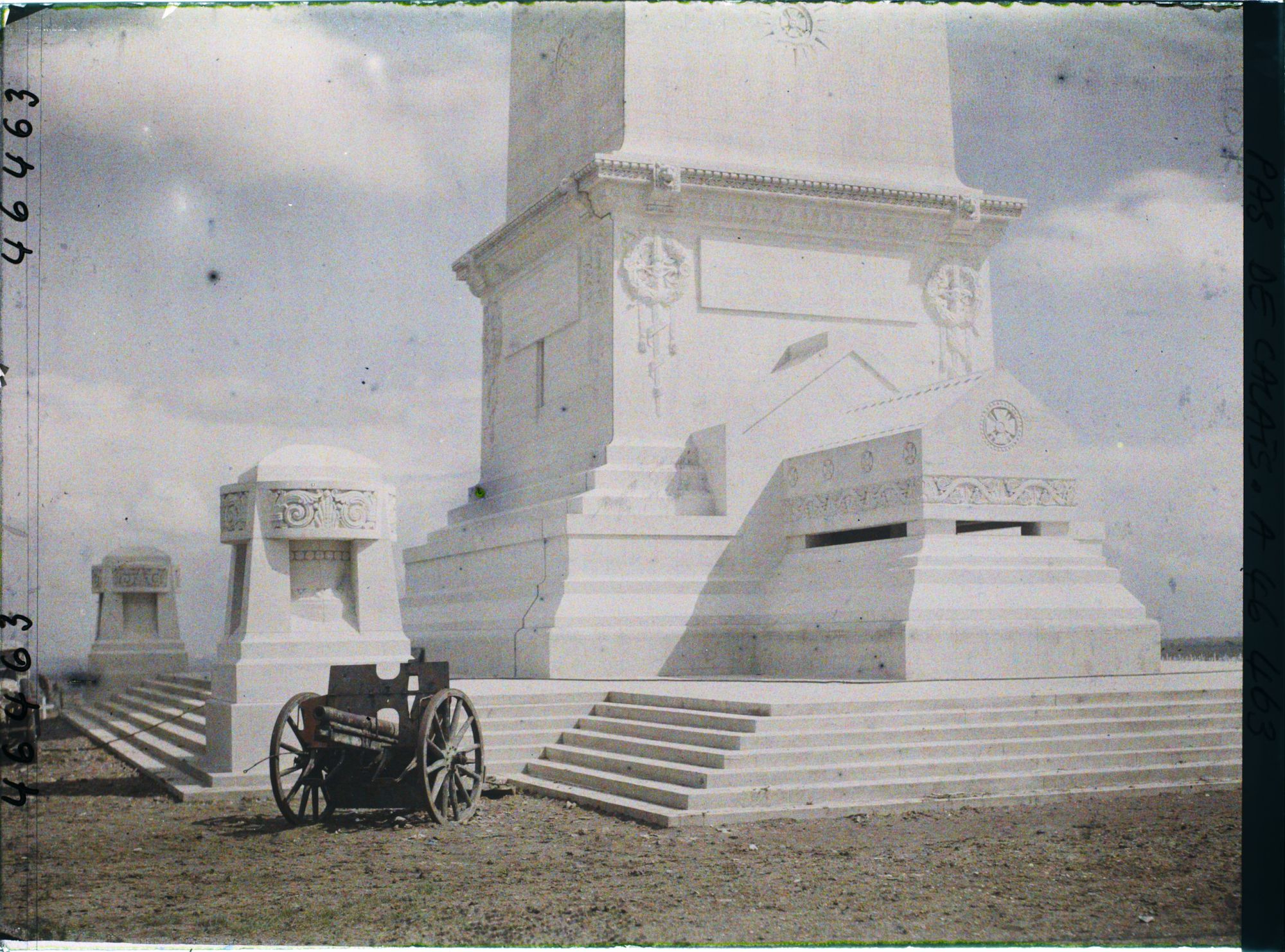 Image représentant France, Ne De de Lorette, La base du Monument (du phare)