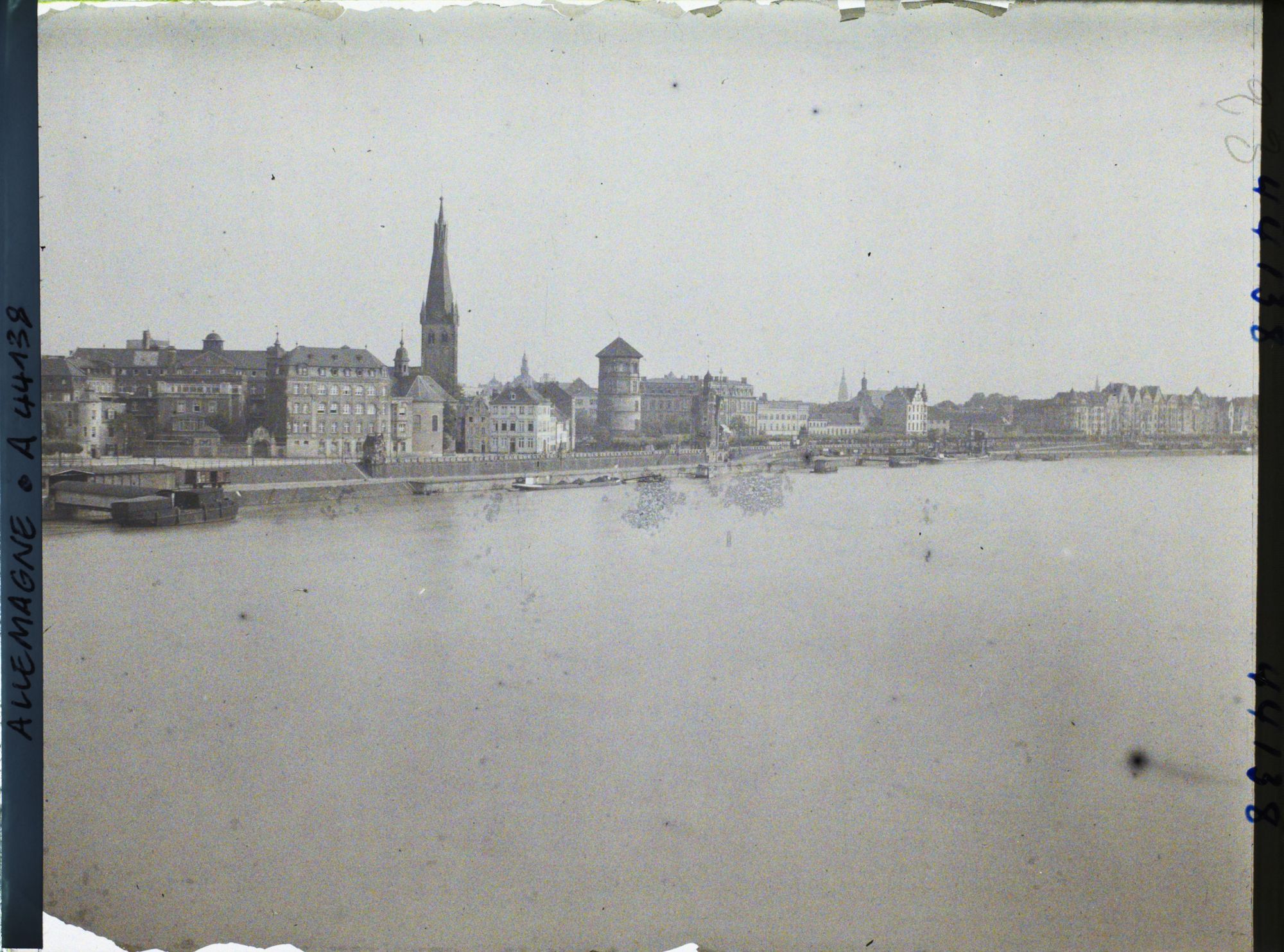 Image représentant Allemagne, Düsseldorf, Le Rhin en amont du Pont