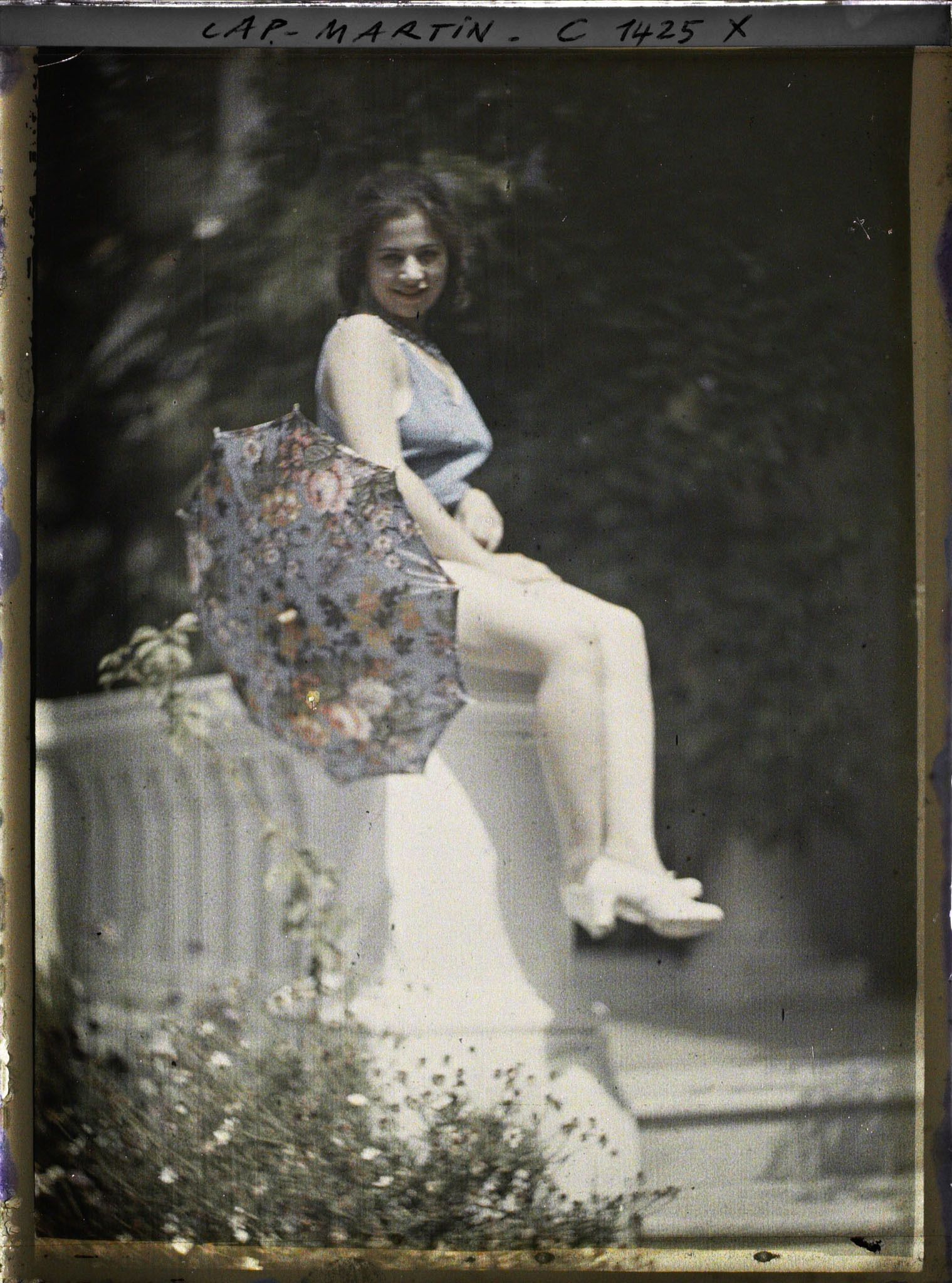 Image représentant Jeune femme assise sur la balustrade de la villa Miramar