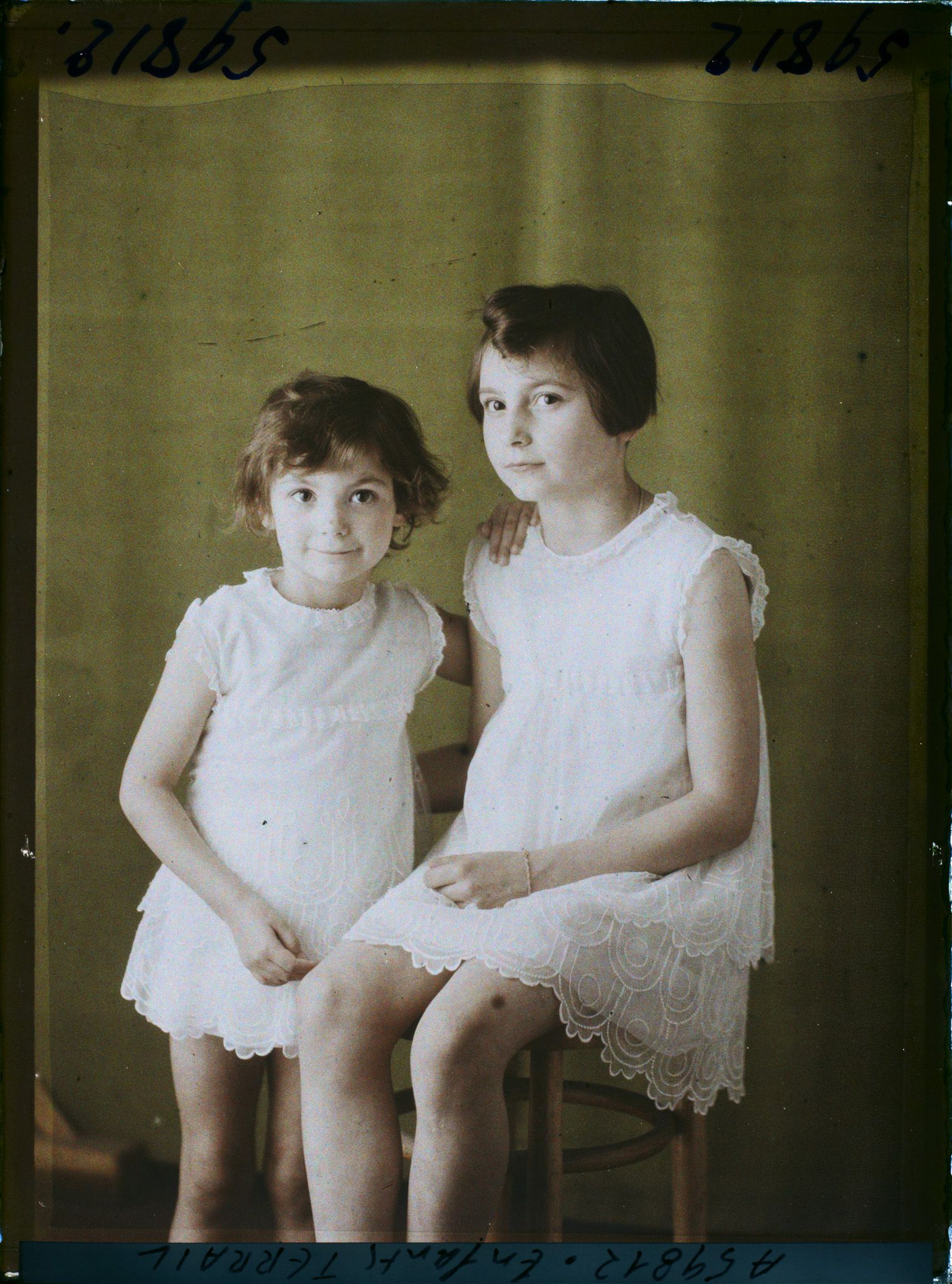 Image représentant https://musee-albert-kahn.s-museum.fr/home/NWQ2OTAwYzNmYjZlZTk1ZWQwODJmMjY4L2dlbmVyaWMtbm90aWNlLXRhYi9hdXRob3JpdHkvNjE3YTc5ZjVjZjhiODk2OGIzMzM3ZDIx/5d6900c3fb6ee95ed082f268/generic-notice-tab/authority/617a79ebcf8b8968b33378a3 Enfants Terrail