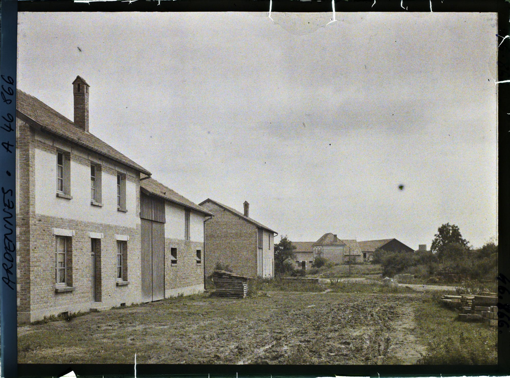 Image représentant France, Challerange Hte 380 h, Sortie de Challerange par la route de Grand - Pré