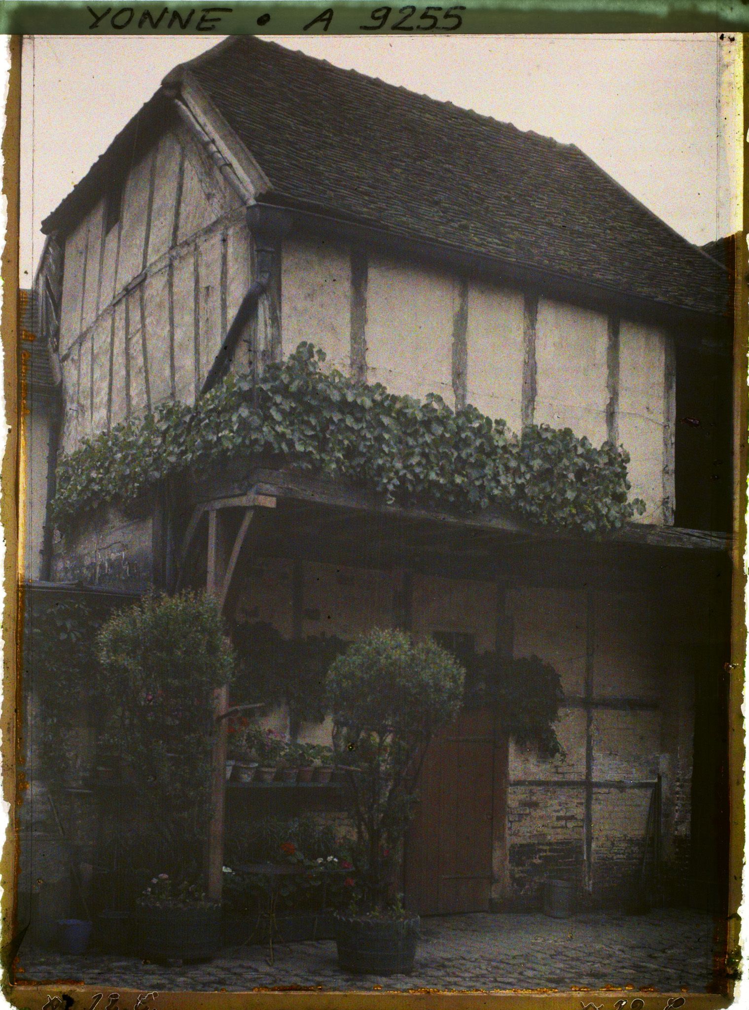 Image représentant Les bâtiments anciens de la Cour de l'Hôtel du Dauphin