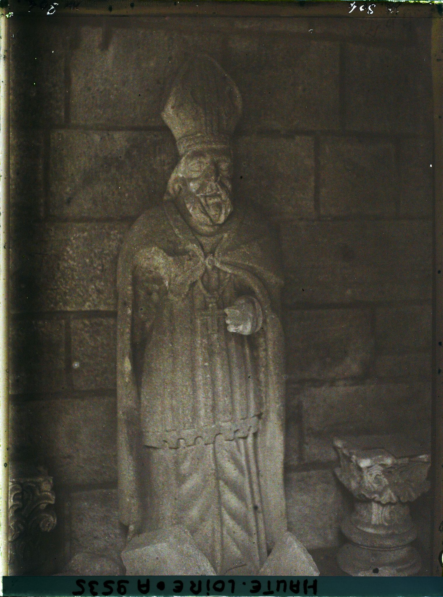 Image représentant Une statue d'évèque dans la galerie nord du cloître de la cathédrale Notre-Dame-de l'Annonciation