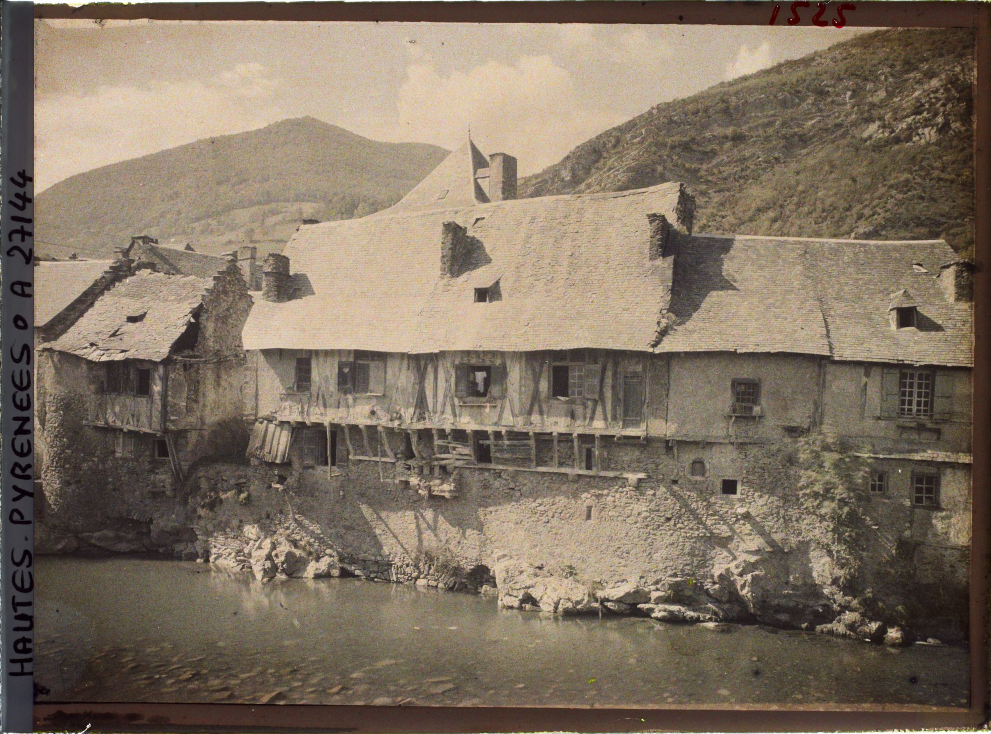 Image représentant France, Vallée d'Ossau, Sarrancolin : Vieilles maisons