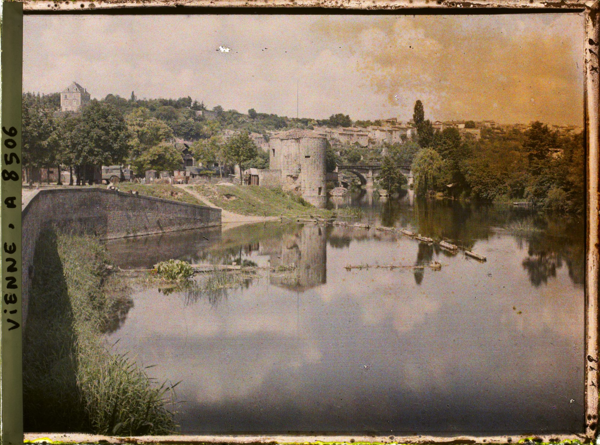 Image représentant Vue sur le Clain et des vestiges de l'ancien château militaire