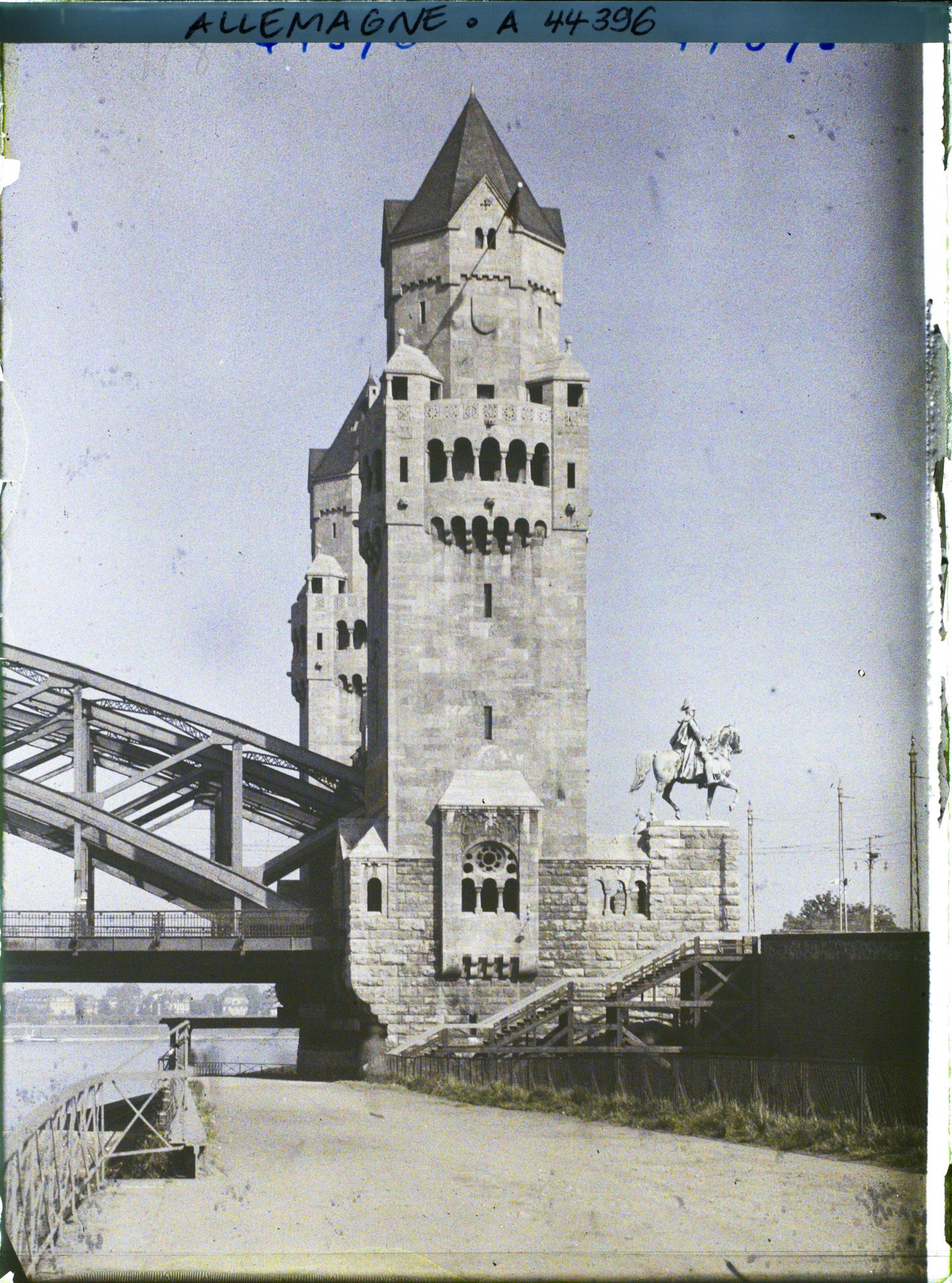 Image représentant Les tours de l'entrée du grand Pont