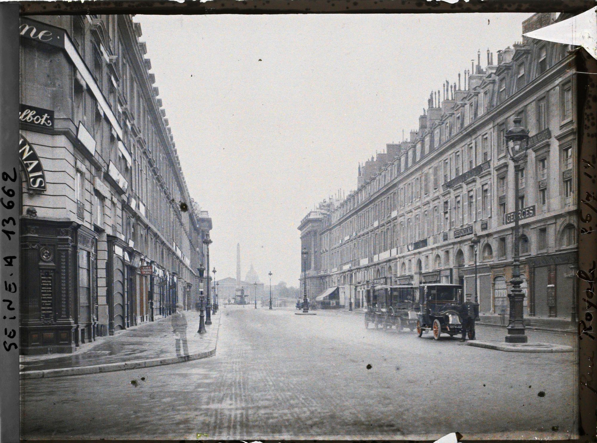 Image représentant La rue Royale vue de la rue St-Honoré vers le place de la Concorde
