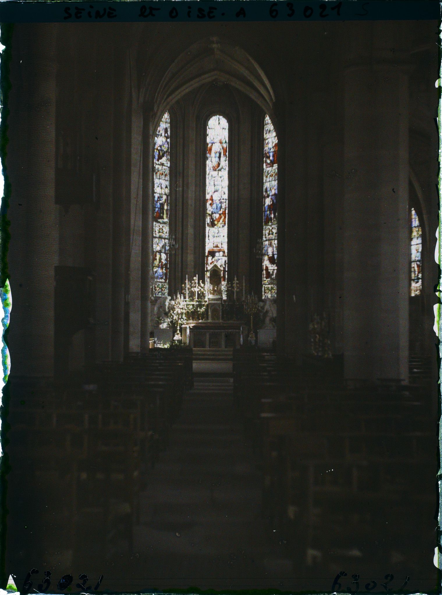 Image représentant Ile de France, Magny-en-Vexin, Intérieur de l'Eglise - Les Vitraux