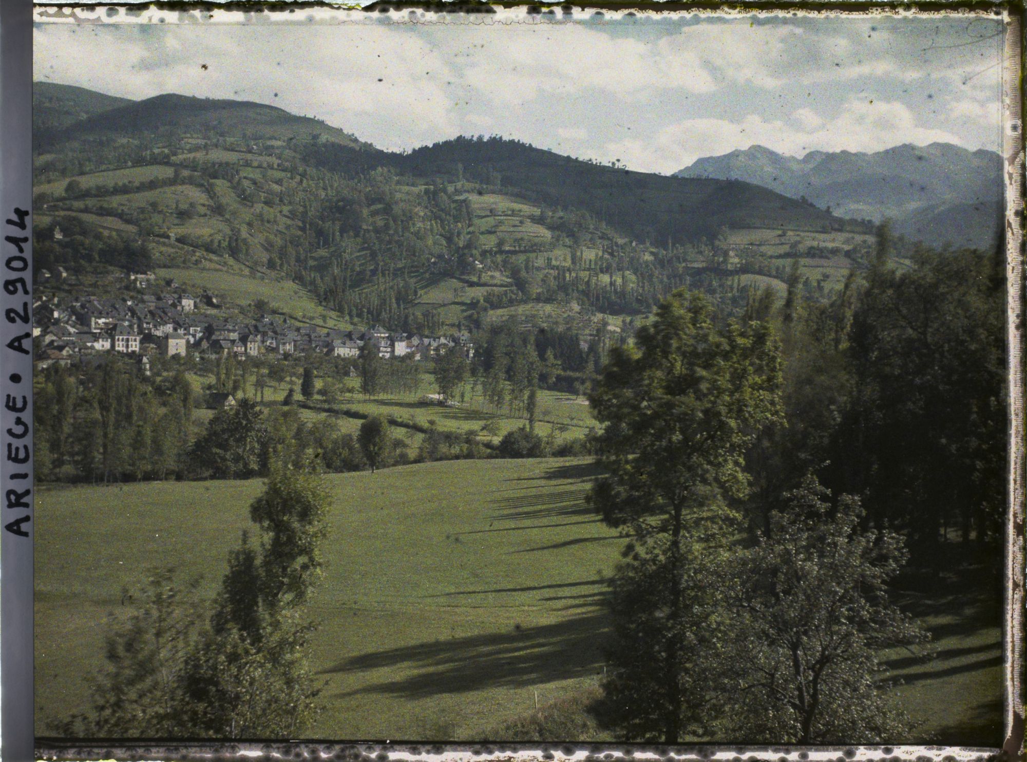 Image représentant La commune et la vallée du Lez, vue vers l'amont prise de la rive gauche
