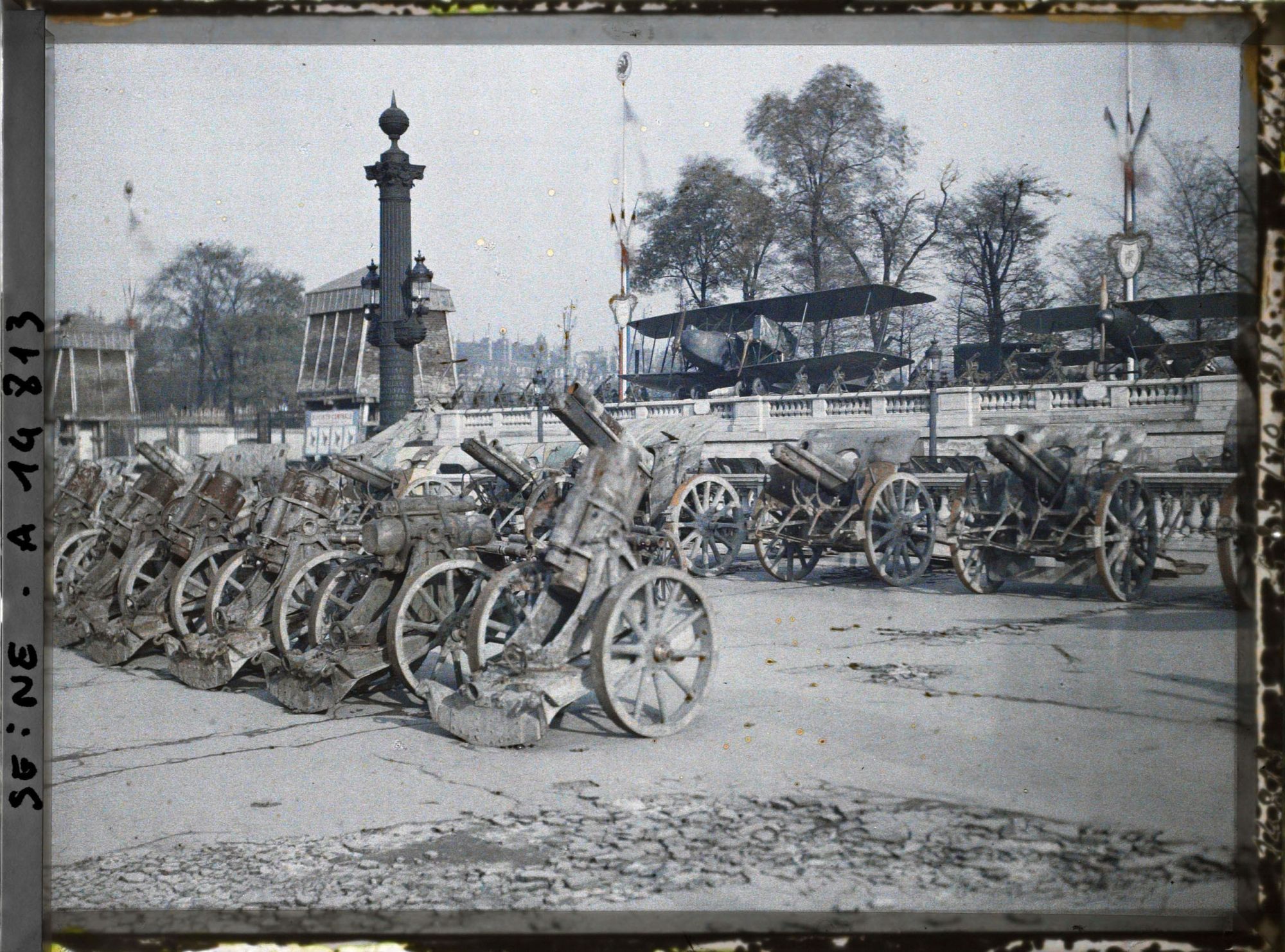 Image représentant Canons et avions pris aux Allemands exposés place de la Concorde