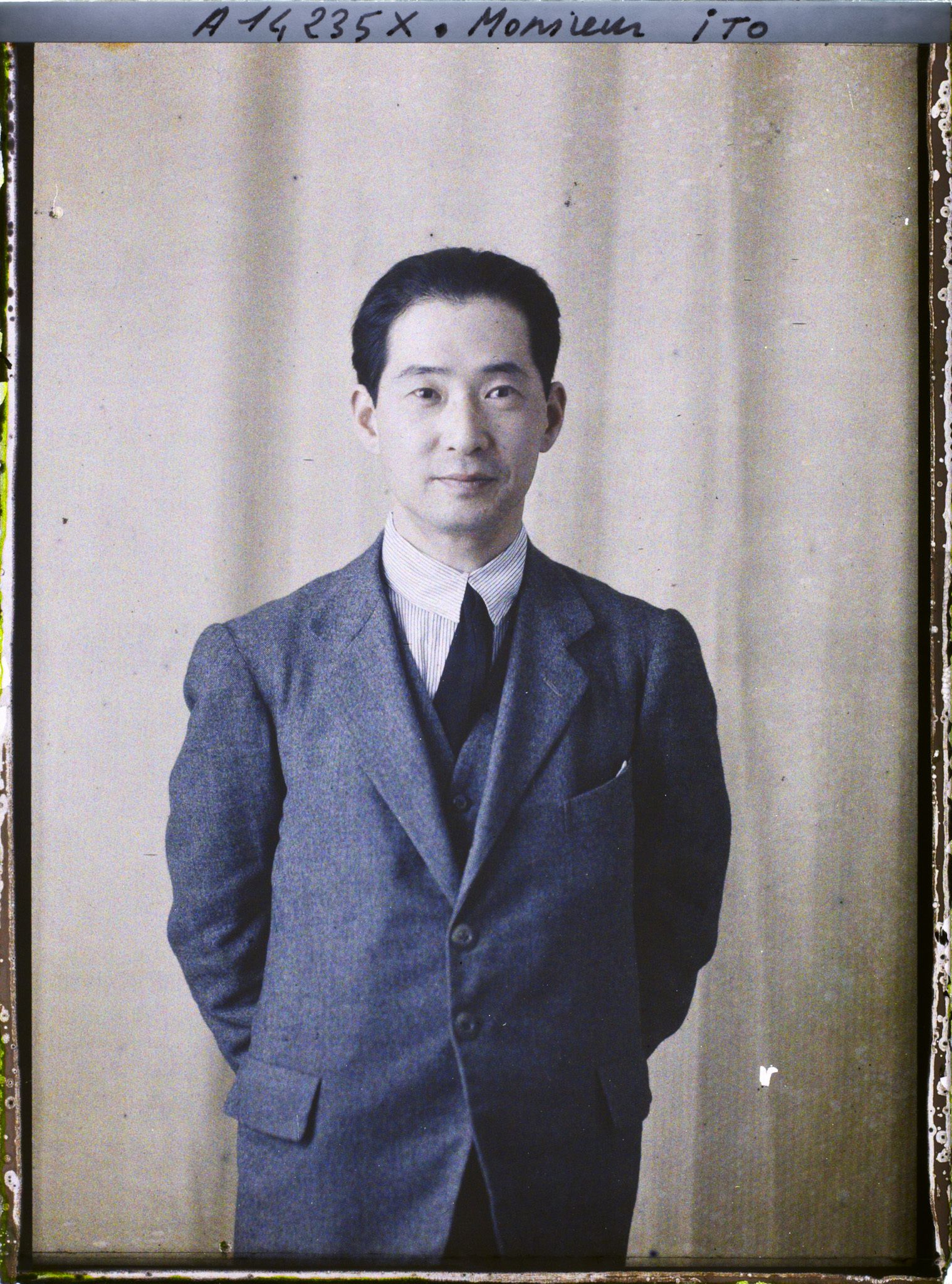 Image représentant https://musee-albert-kahn.s-museum.fr/home/NWQ2OTAwYzNmYjZlZTk1ZWQwODJmMjY4L2dlbmVyaWMtbm90aWNlLXRhYi9hdXRob3JpdHkvNjE3YTc5ZjVjZjhiODk2OGIzMzM3ZDIx/5d6900c3fb6ee95ed082f268/generic-notice-tab/authority/617a79ebcf8b8968b3336fa6 Monsieur Ito