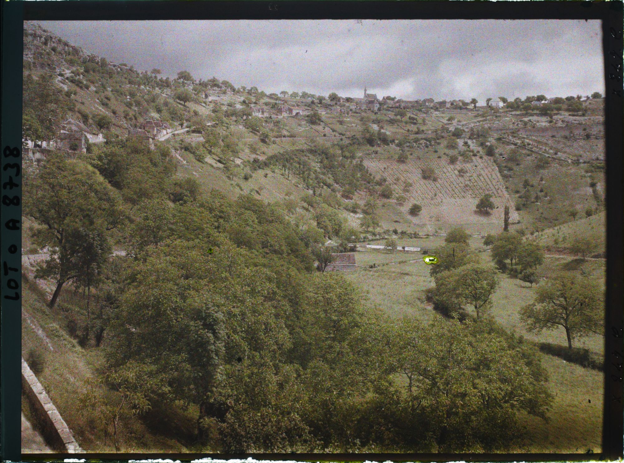 Image représentant France, Roc-Amadour, Vue prise sur le bord de Roc-Amadour, le ravin de l'Alzou vers l'amont avec le village de l'Hospitalet