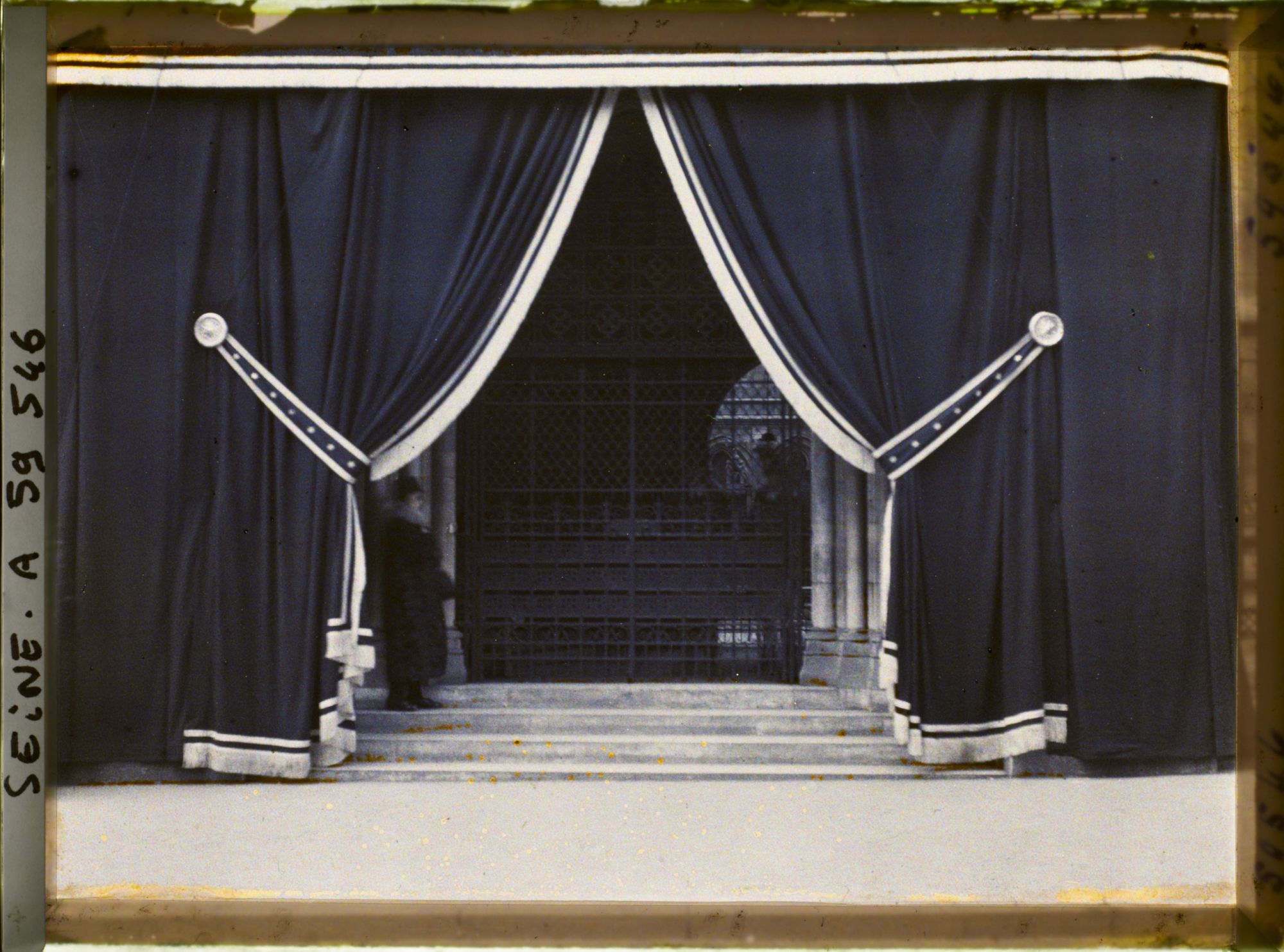 Image représentant Les funérailles de l'ambassadeur des États-Unis Myron Herrick, décoration de l'entrée de l'église américaine quai d'Orsay