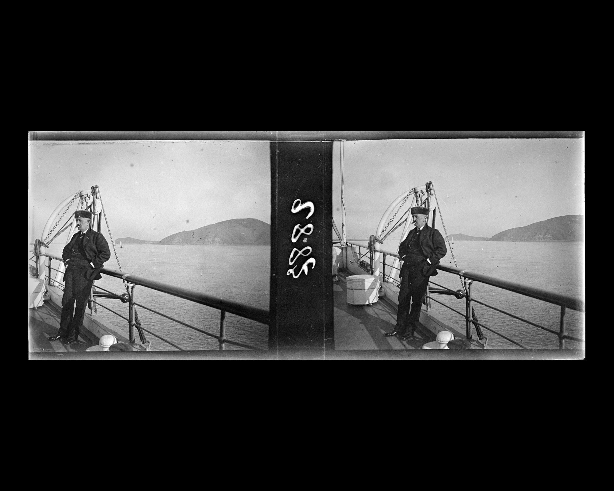 Image représentant Un occidental, probablement Monsieur Jovinet, à la proue du vapeur chinois Kiang-Yu sur le Yangzijiang ("fleuve Bleu")