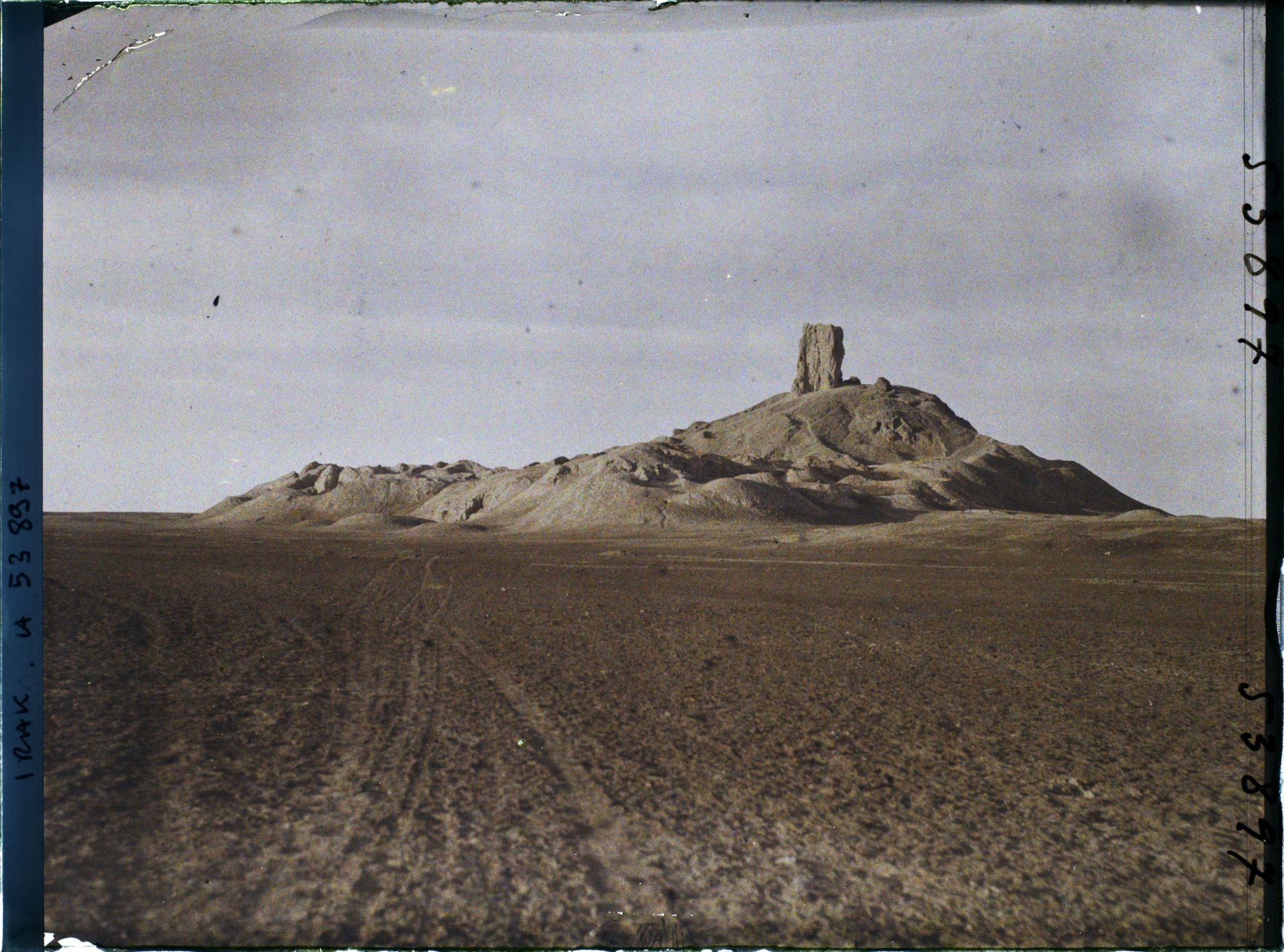 Image représentant Le tell (colline de ruines) avec les vestiges du Bit-Zida (140 mètres de hauteur), (VIe siècle avant J.-C. -?-)