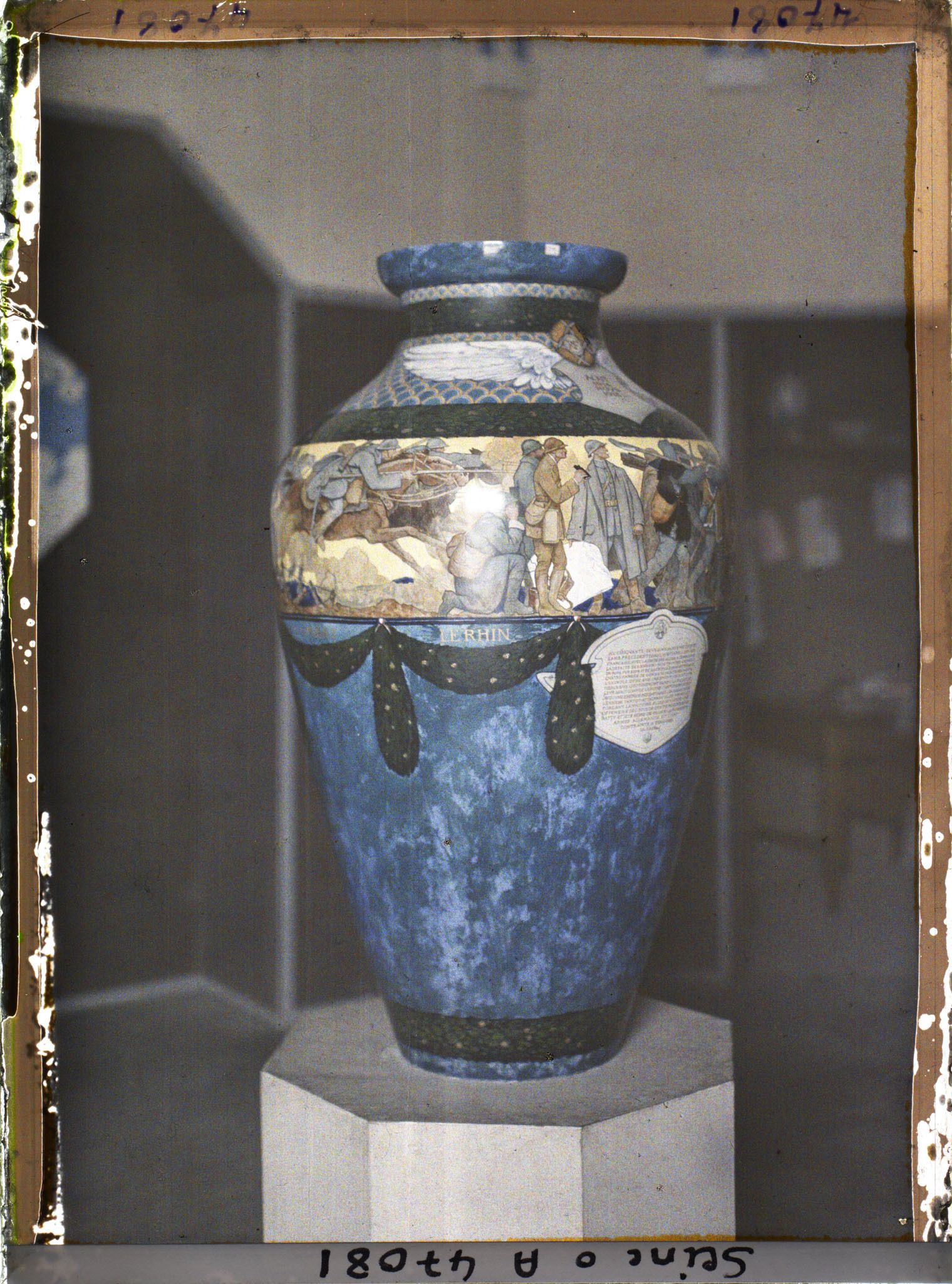 Image représentant L'Exposition des arts décoratifs, Manufacture Nationale de Sèvres, Le Dernier Communiqué ou Vase de la Guerre, composé par G. Leroux, exécuté par Bocquet, 1,30 m